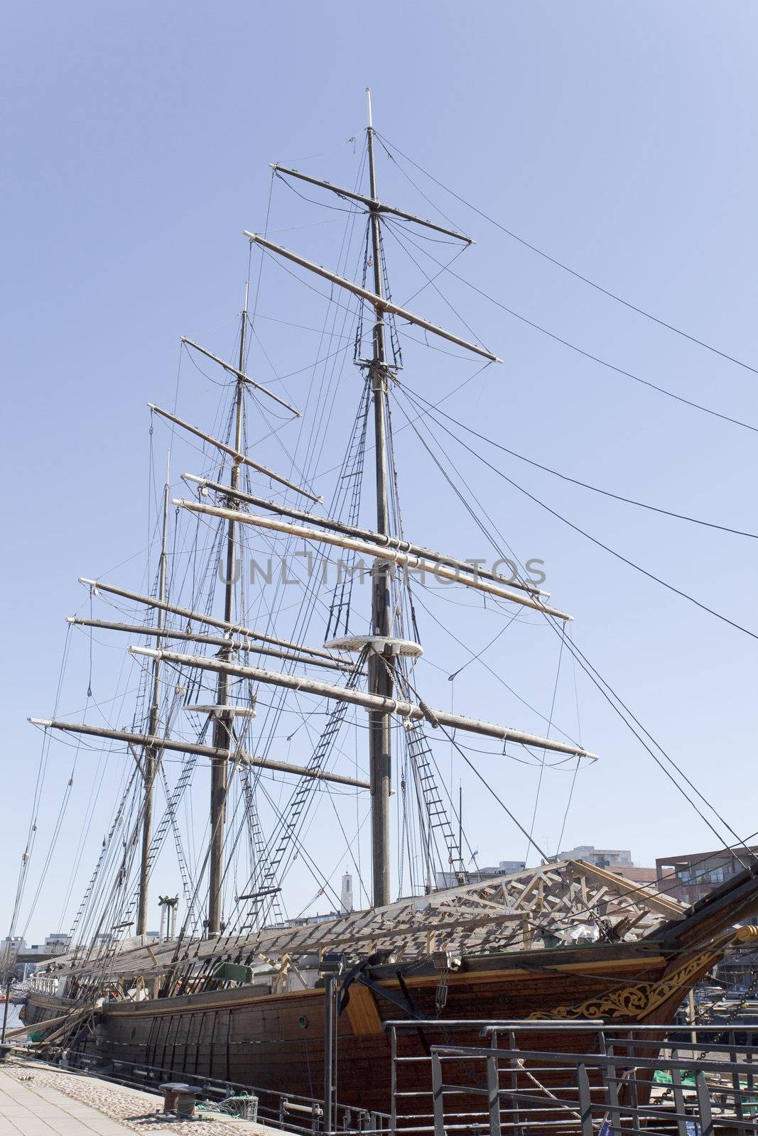 An old sailing ship "Estrella" is under renovation.