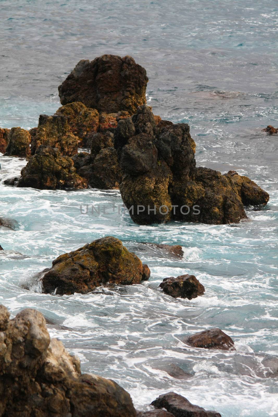 Waves on rocks by studioportosabbia