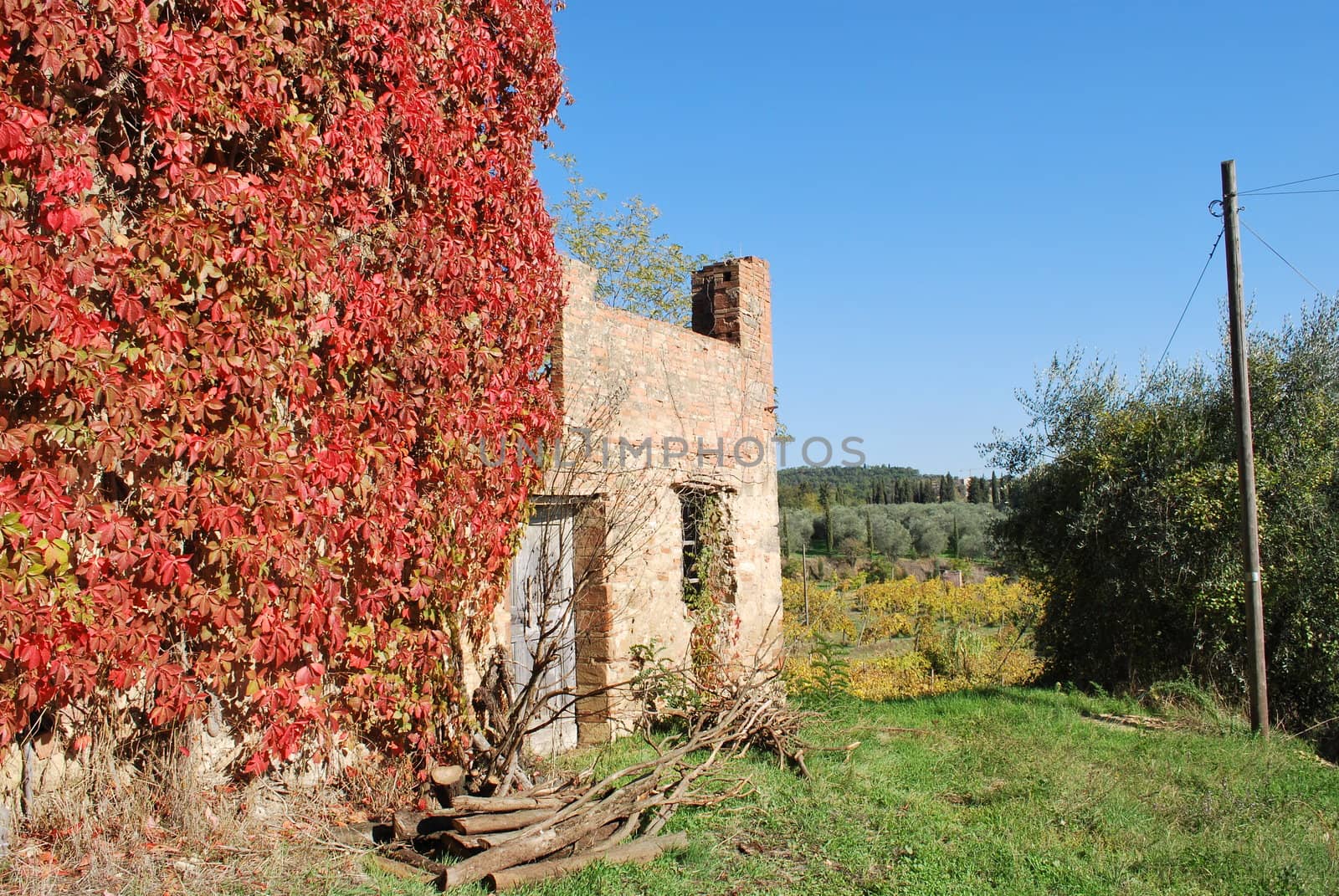 Linari is a "ghost village" in tuscan country rounded by hillsand vineyards