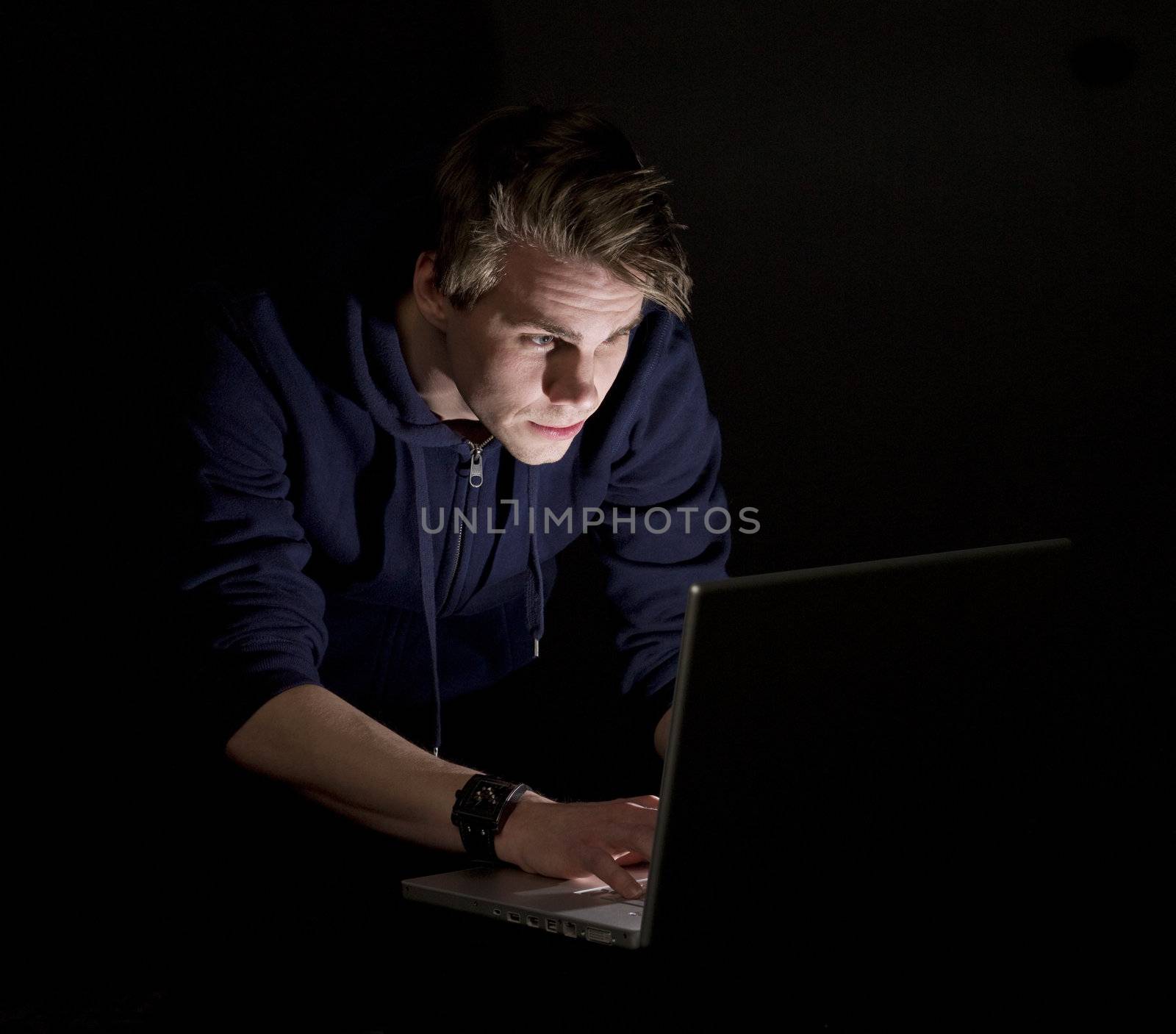 man infront of a computer by gemenacom