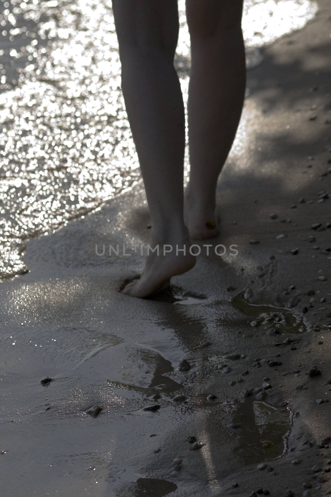 Footprints in the beach by Dan70