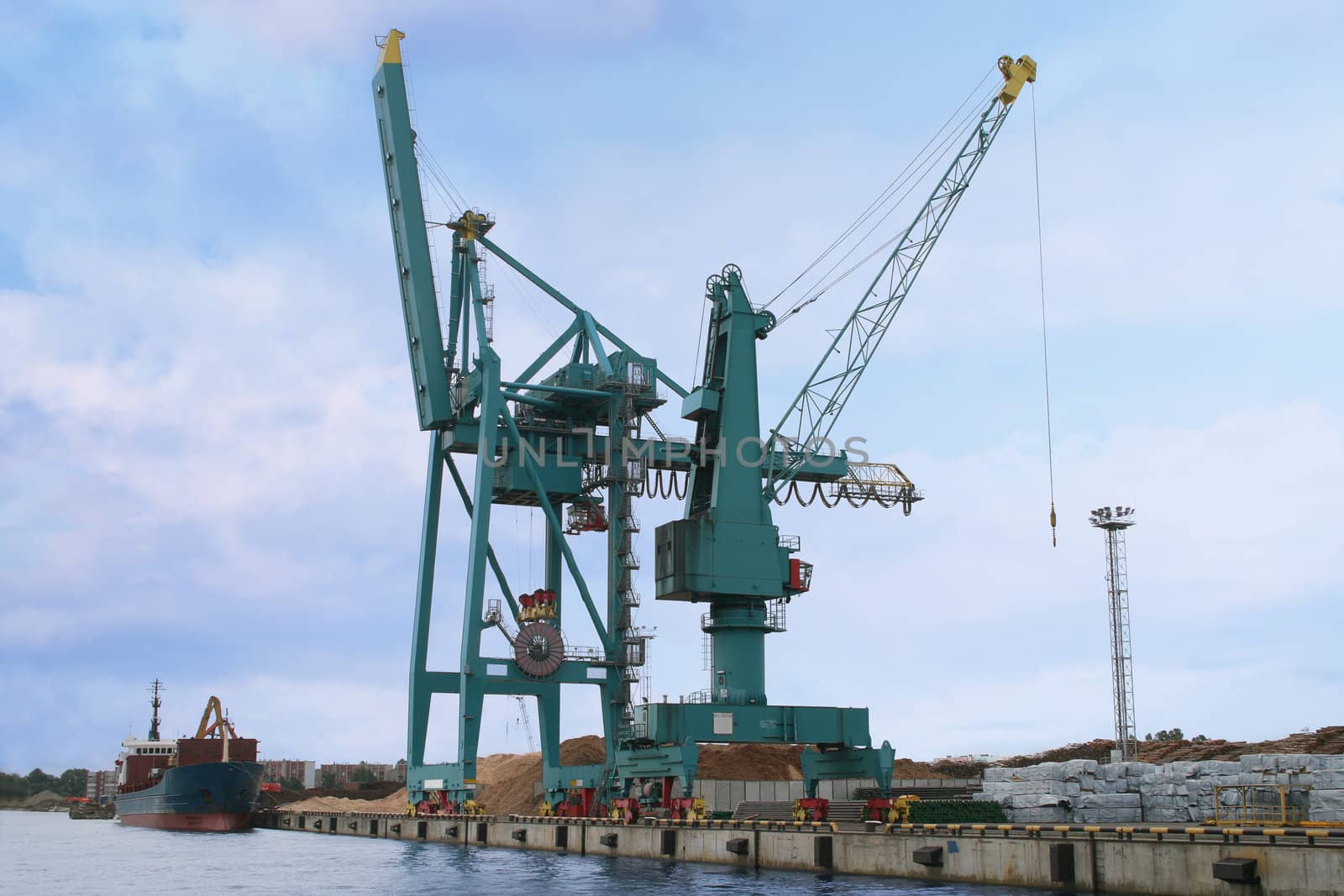 Container cranes for loading and unloading ships