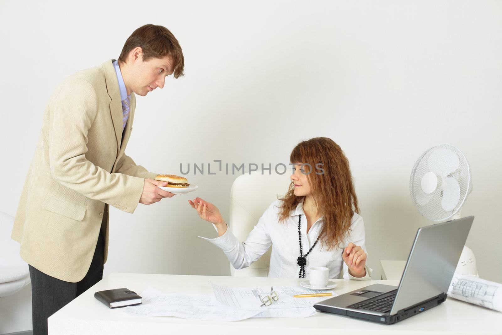 The person gives to the young woman meal on a plate