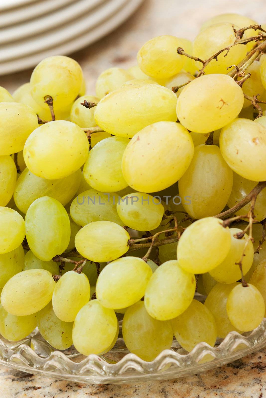 A plate of fresh and sweet green grapes 