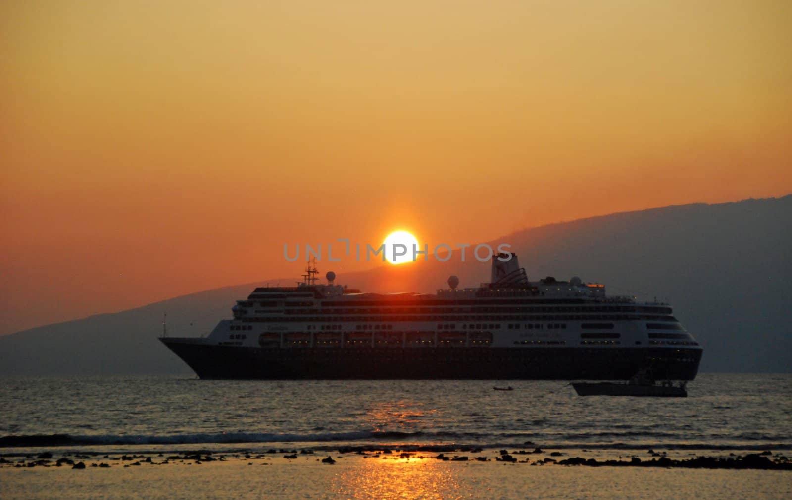 View of a cruise ship during a sunset in Hawaii