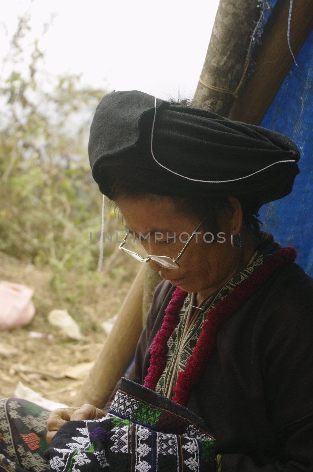 Femme ethnie Dao noir  brodant un pantalon .Les motifs sont rituels et la technique est toujours la même depuis des siècles 






font&amp;gt; &amp;lt;/ font&amp;gt;&lt;/font&gt;&lt;/font&gt;