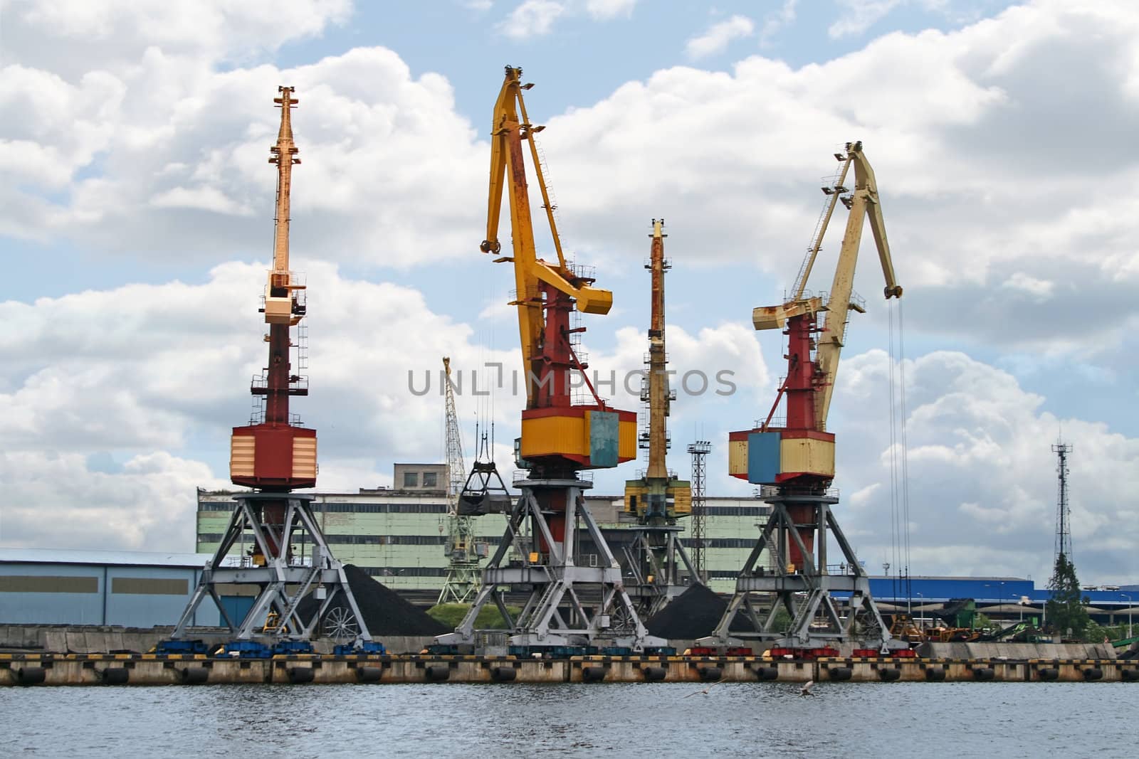 Container cranes for loading and unloading ships