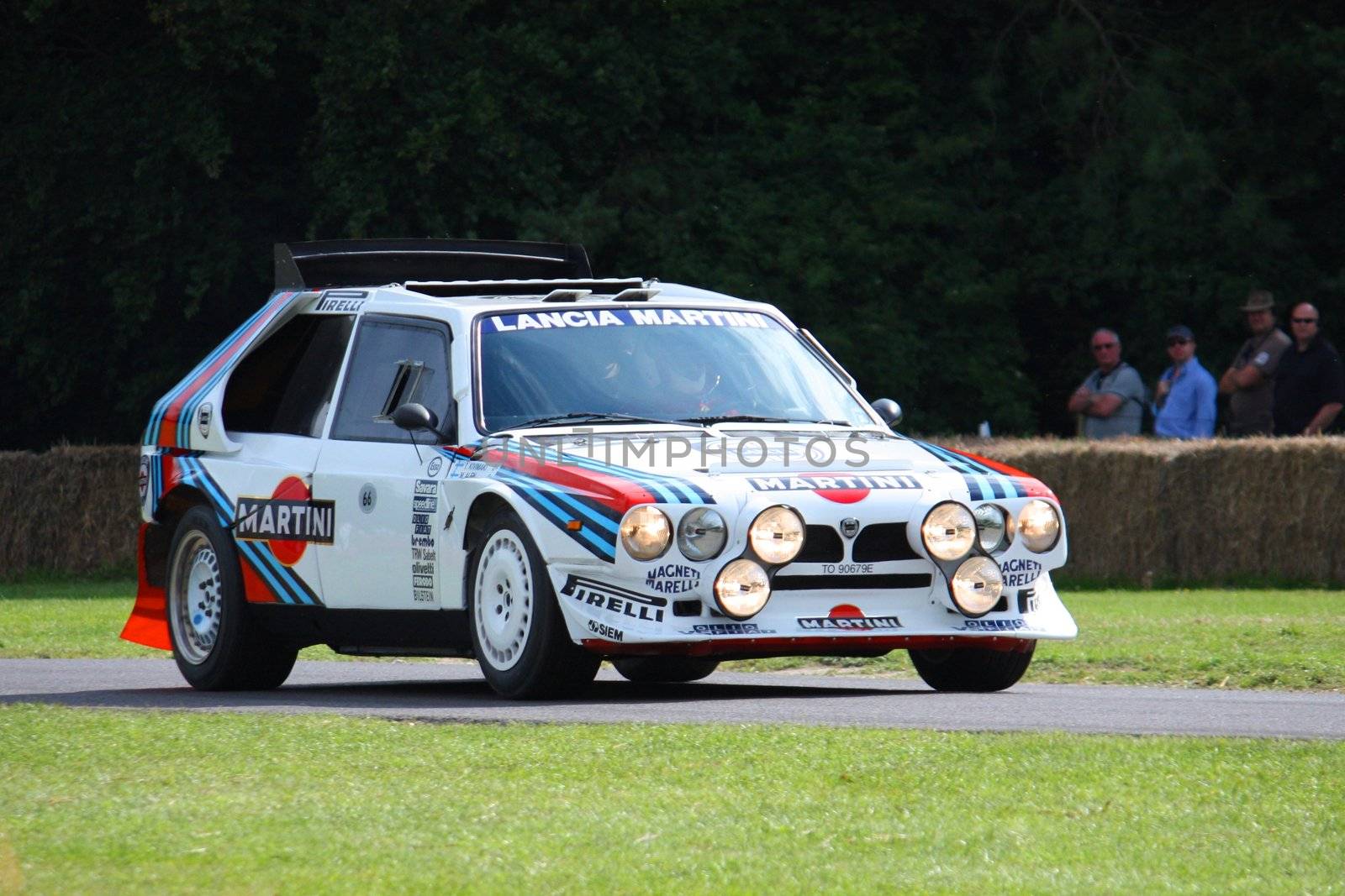 Lancia Delta S4 rally car