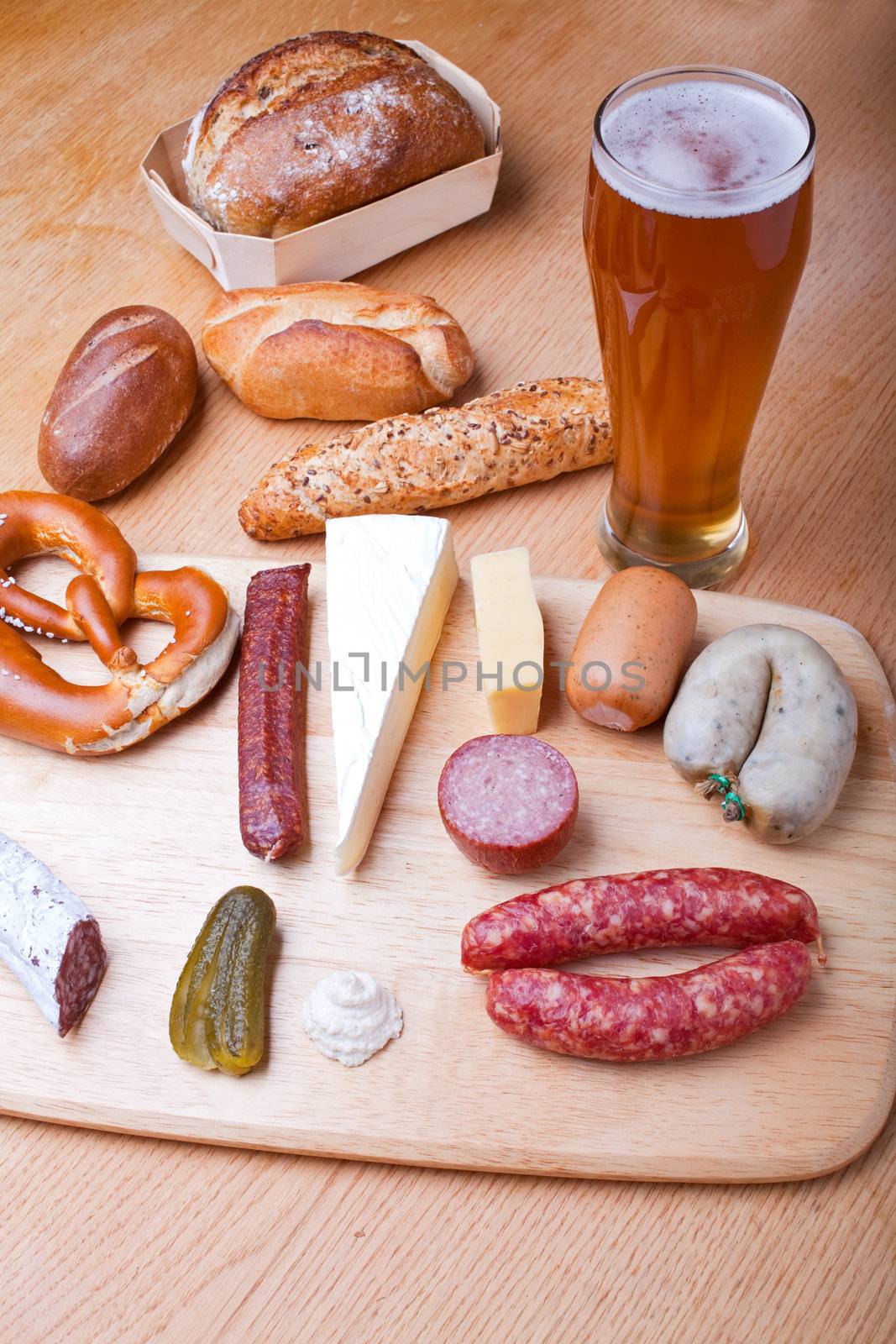 sausages, bread and a wheat beer on oak