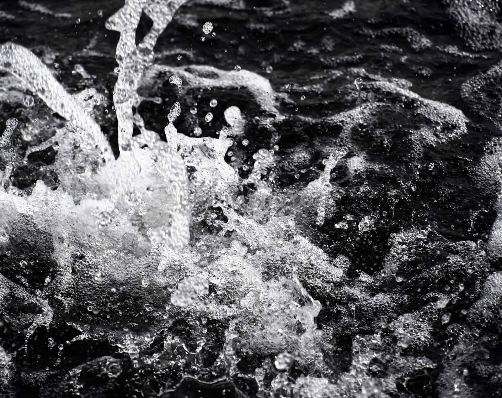 High speed capture of splashing, flowing, or jet water