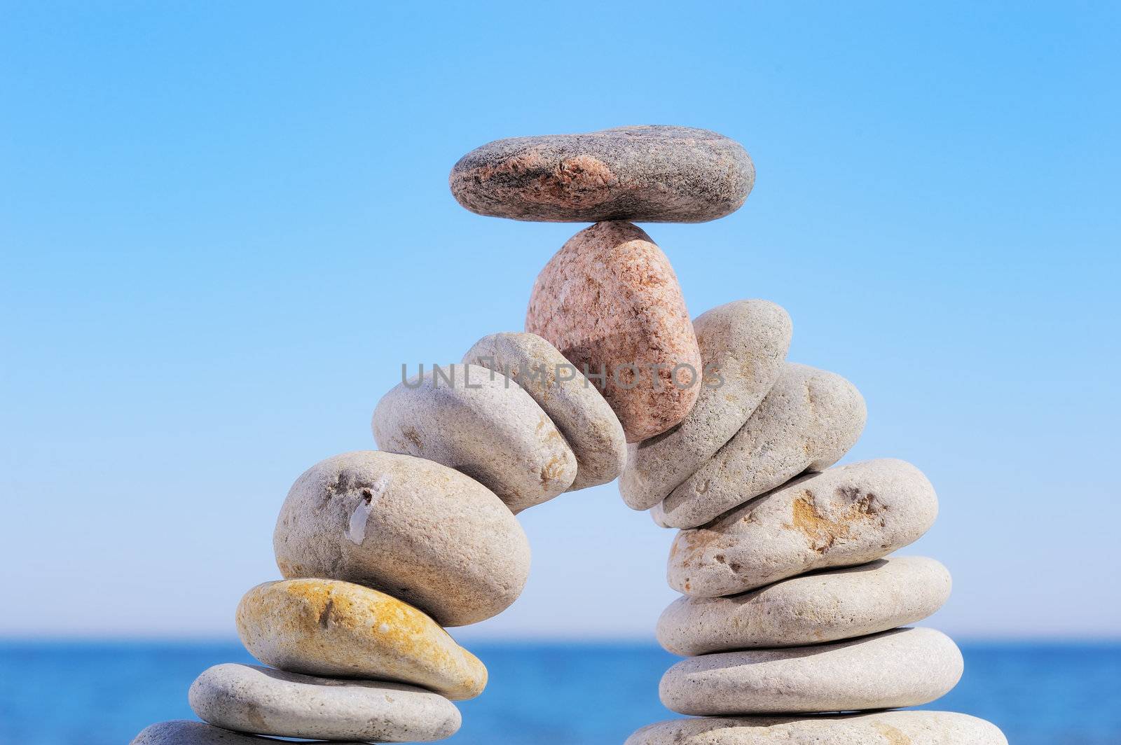 flat pebble in the center of the bending of the arc