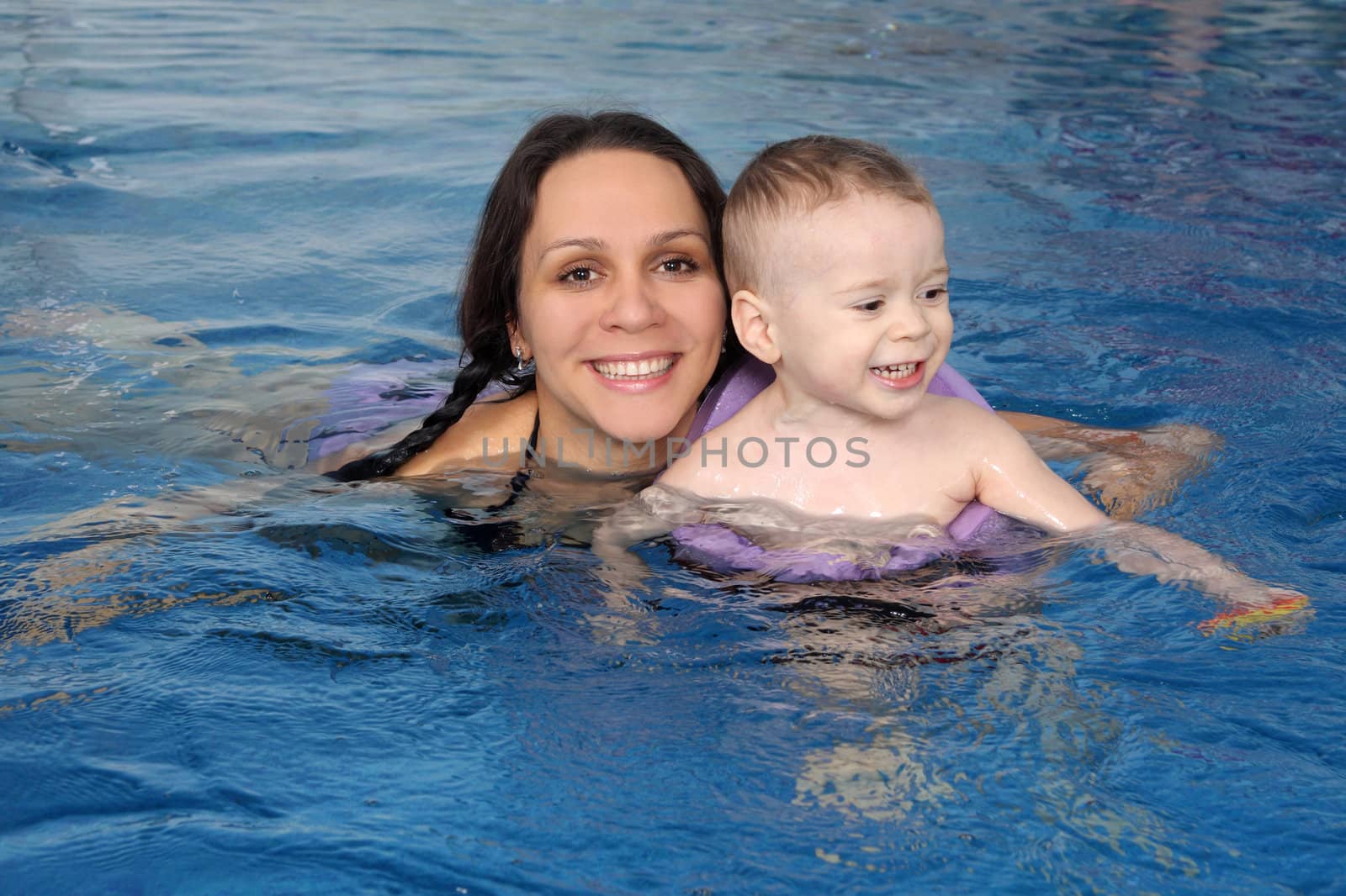 Mum with the kid bathe in pool
