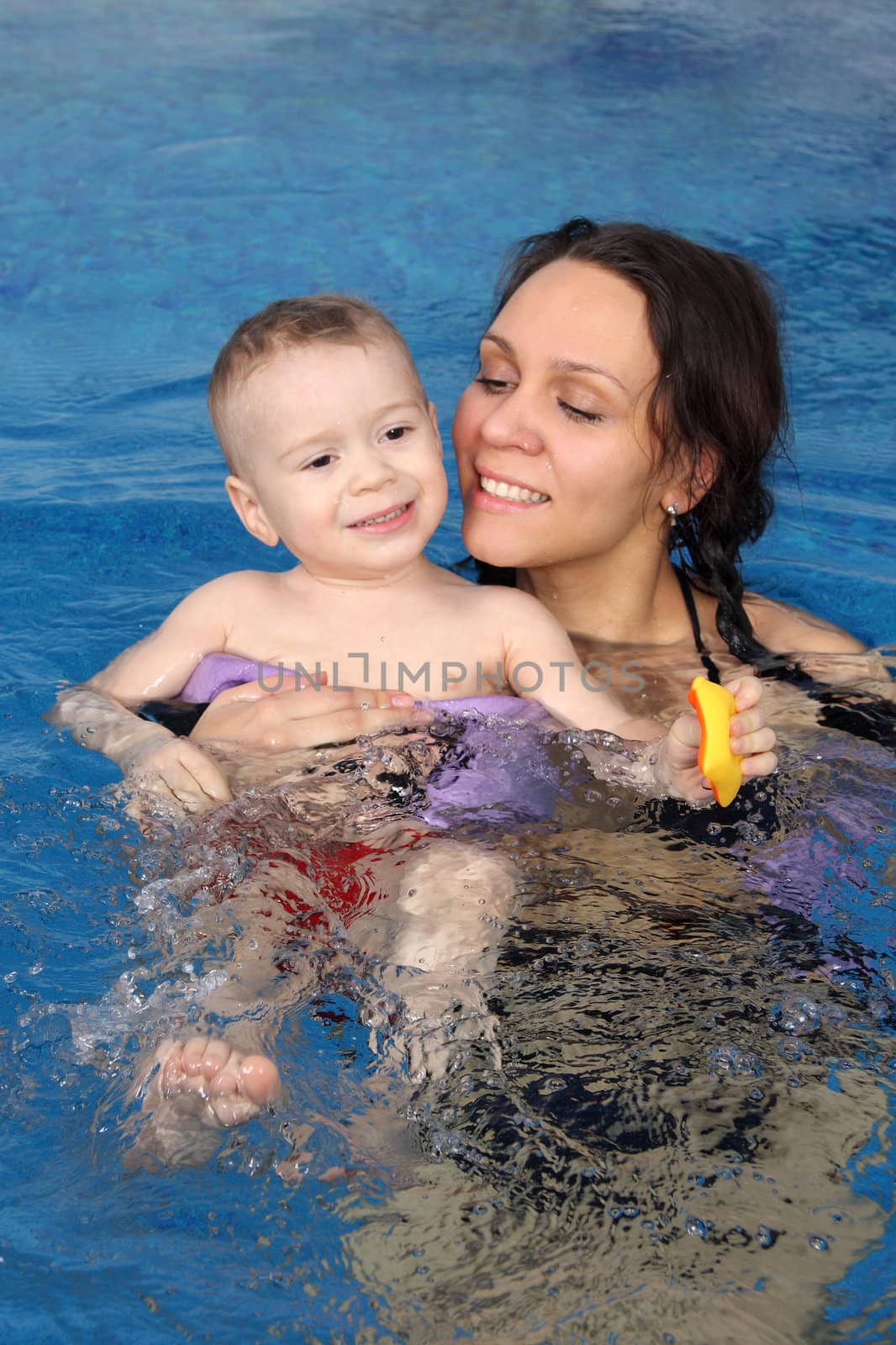 Mum with the kid bathe in pool
