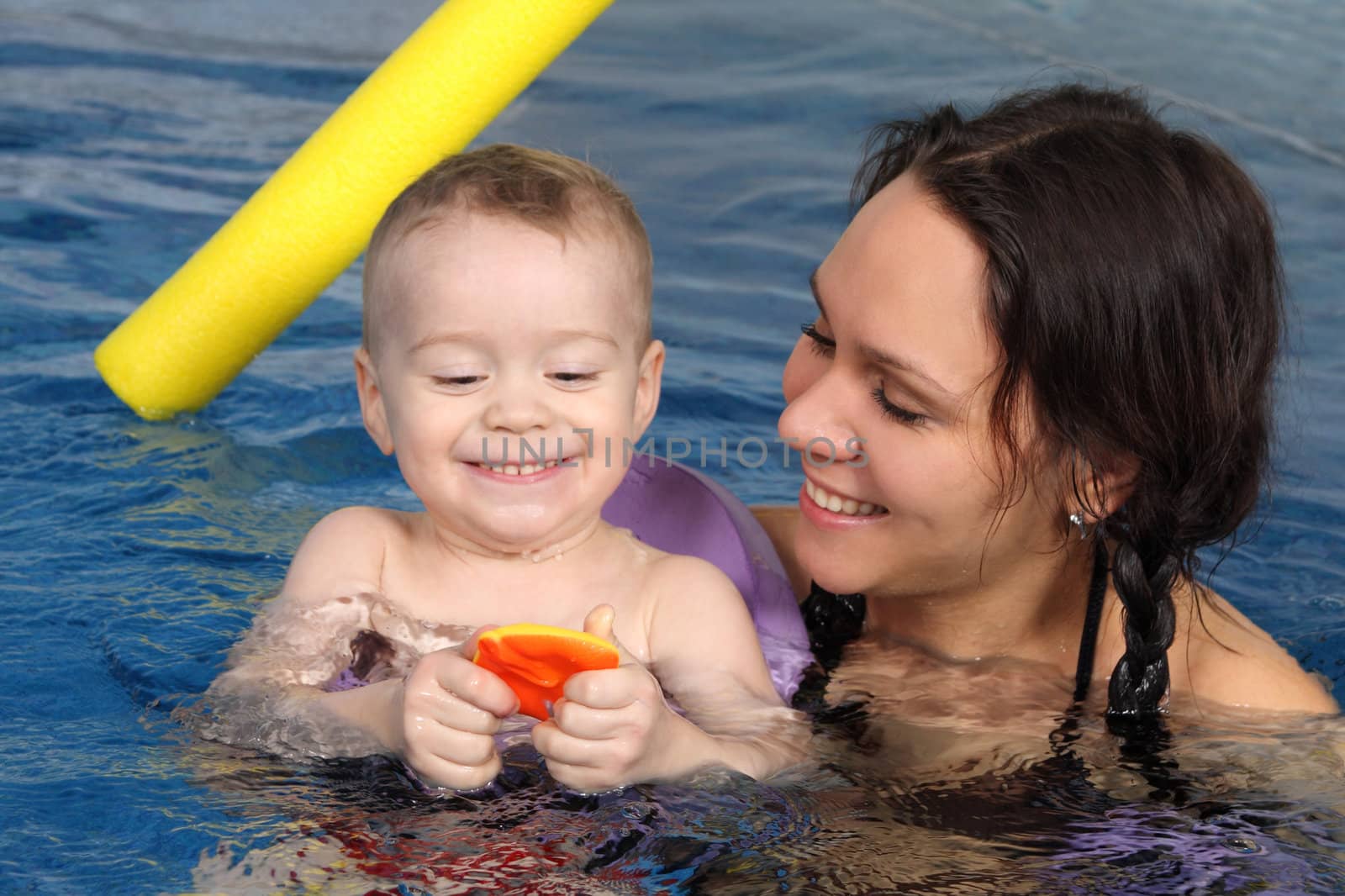 Mum with the kid bathe in pool
