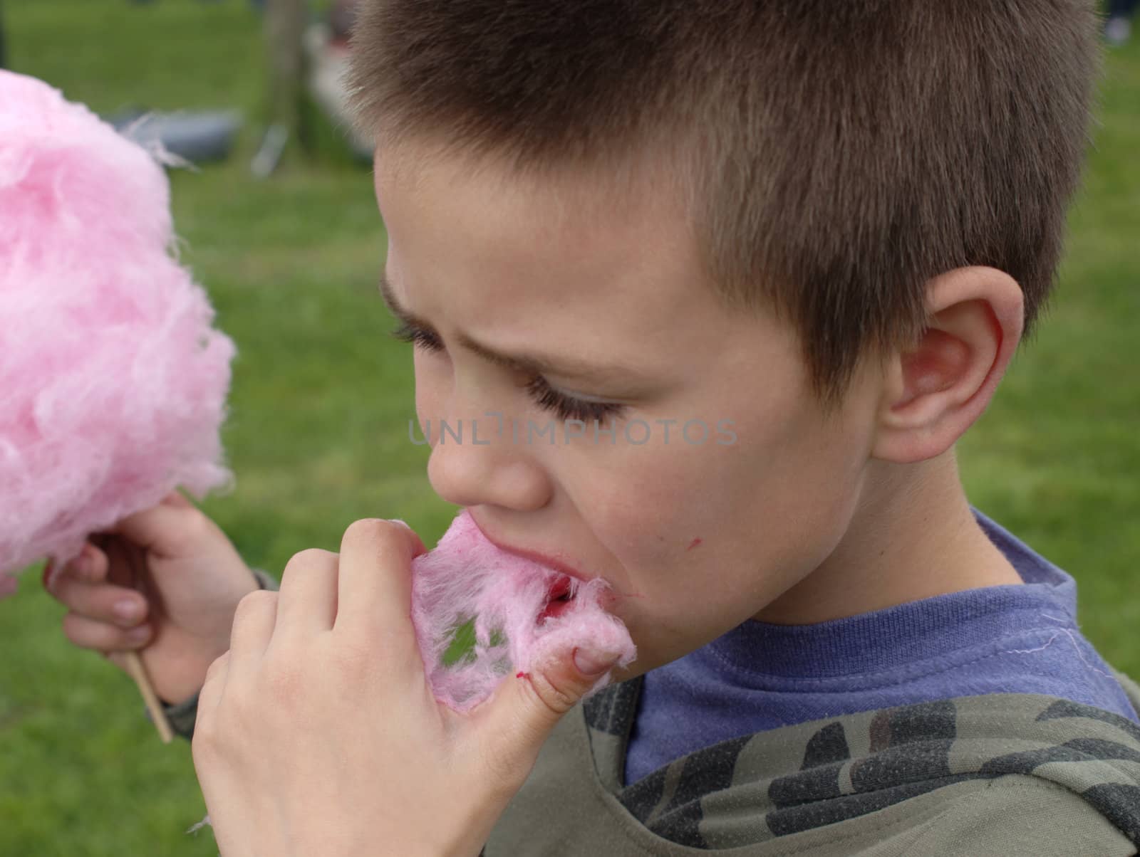 the boy eat the cotton candy by renales