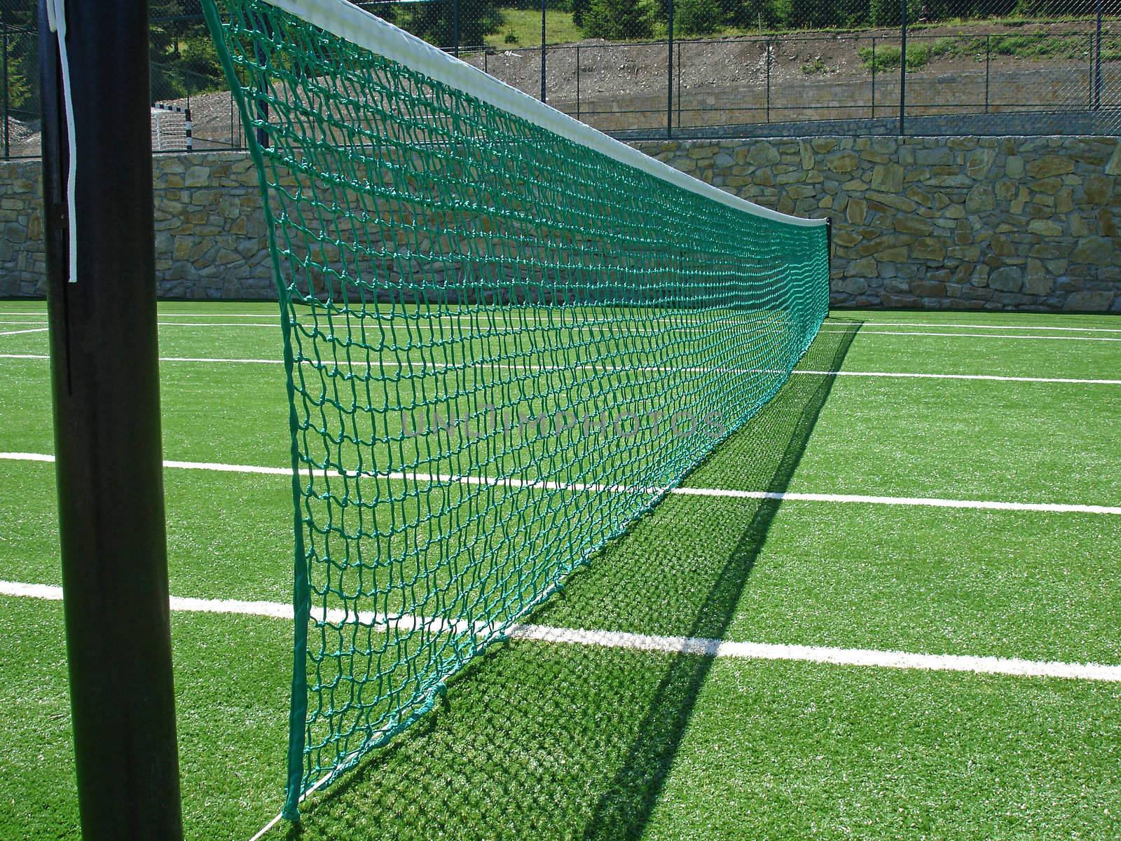  tennis net on empty tennis field                              