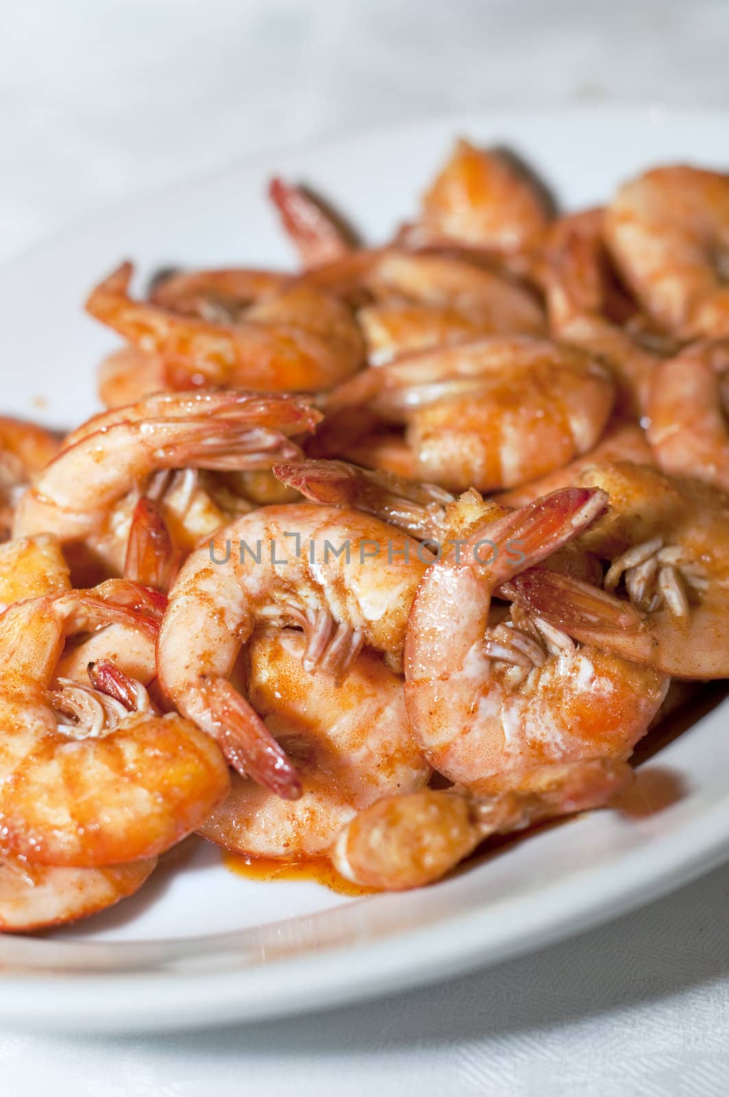 A dish of shirmps with tomatoe sauce