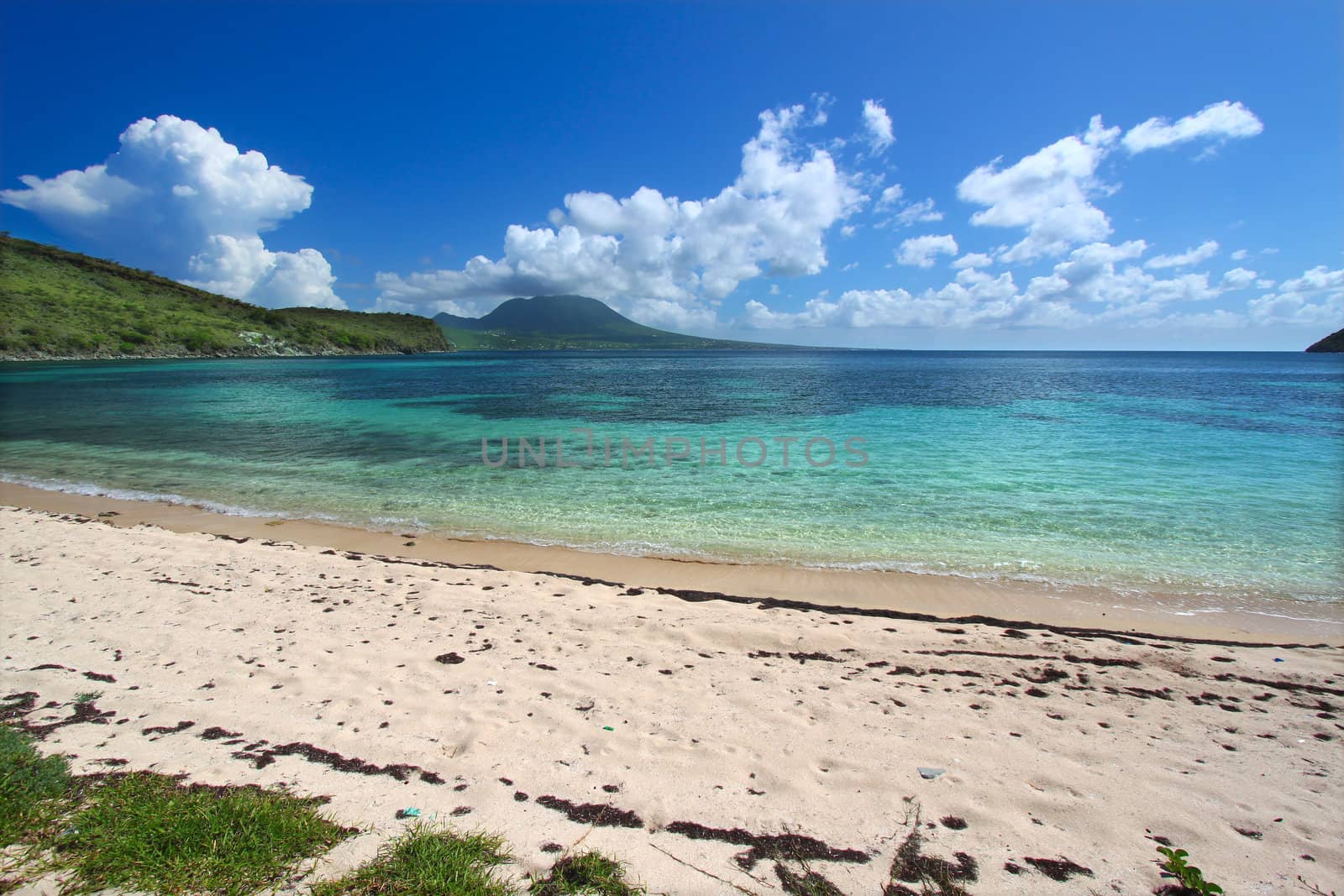 Beautiful beach on Saint Kitts by Wirepec