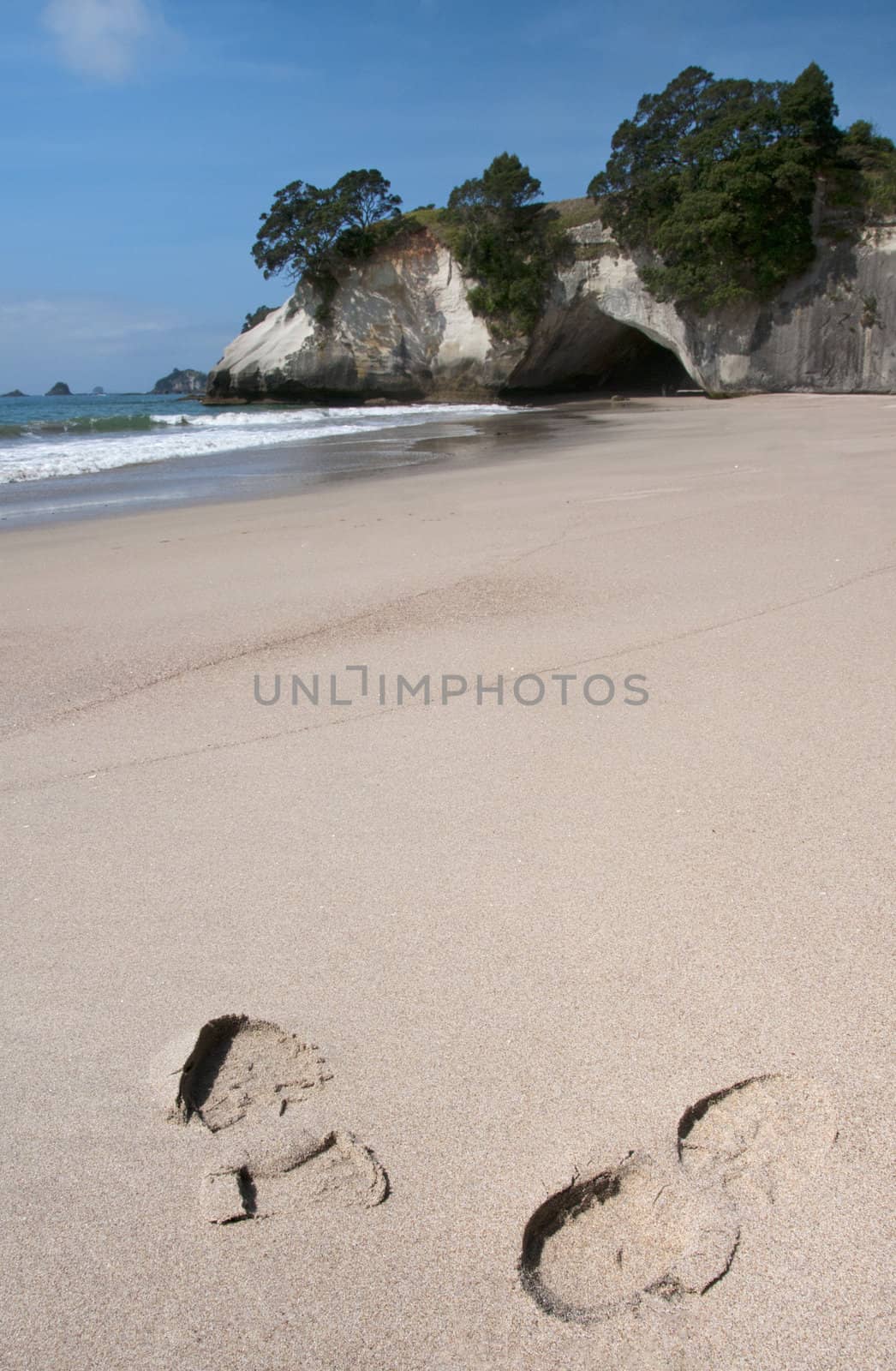 Footprints on Cathedral Cove beach on the coromandel peninsula, New Zealand 