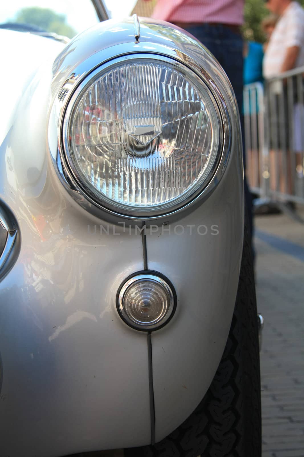 A shinny grey vintage sportscar in detail