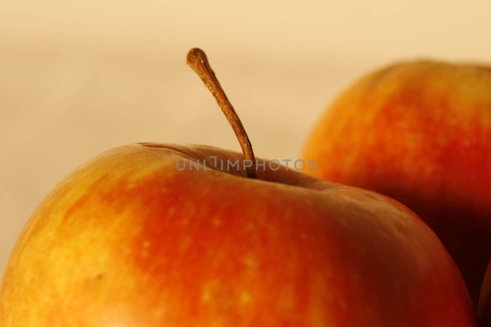 3 apples arranged on a table