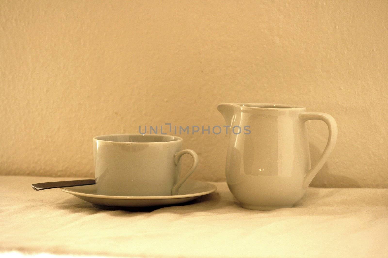 Coffee service; cup with saucer and milk bowl