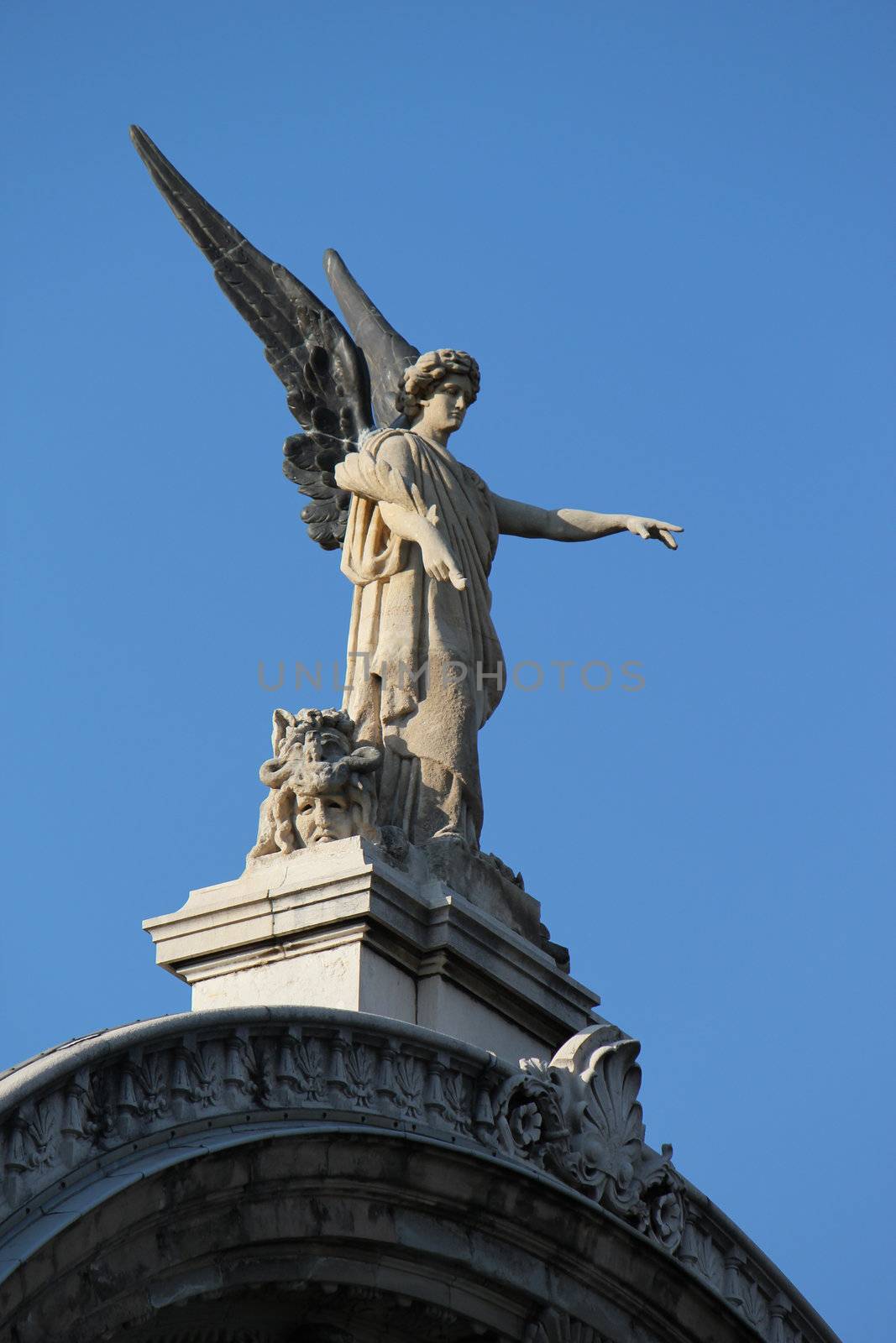 Statue of and angel on the top of a monument