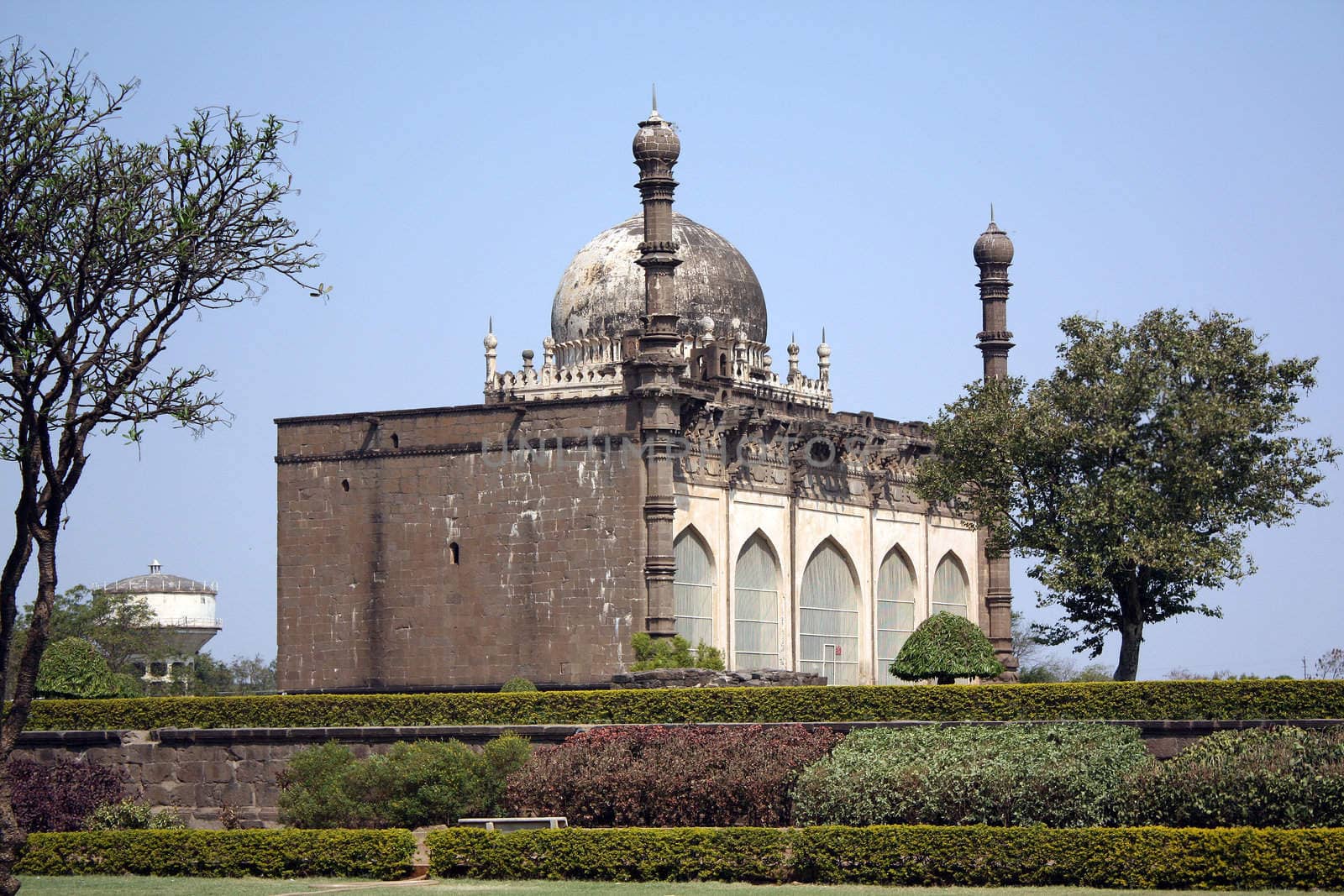 A beautiful ancient mosque in India near a garden.