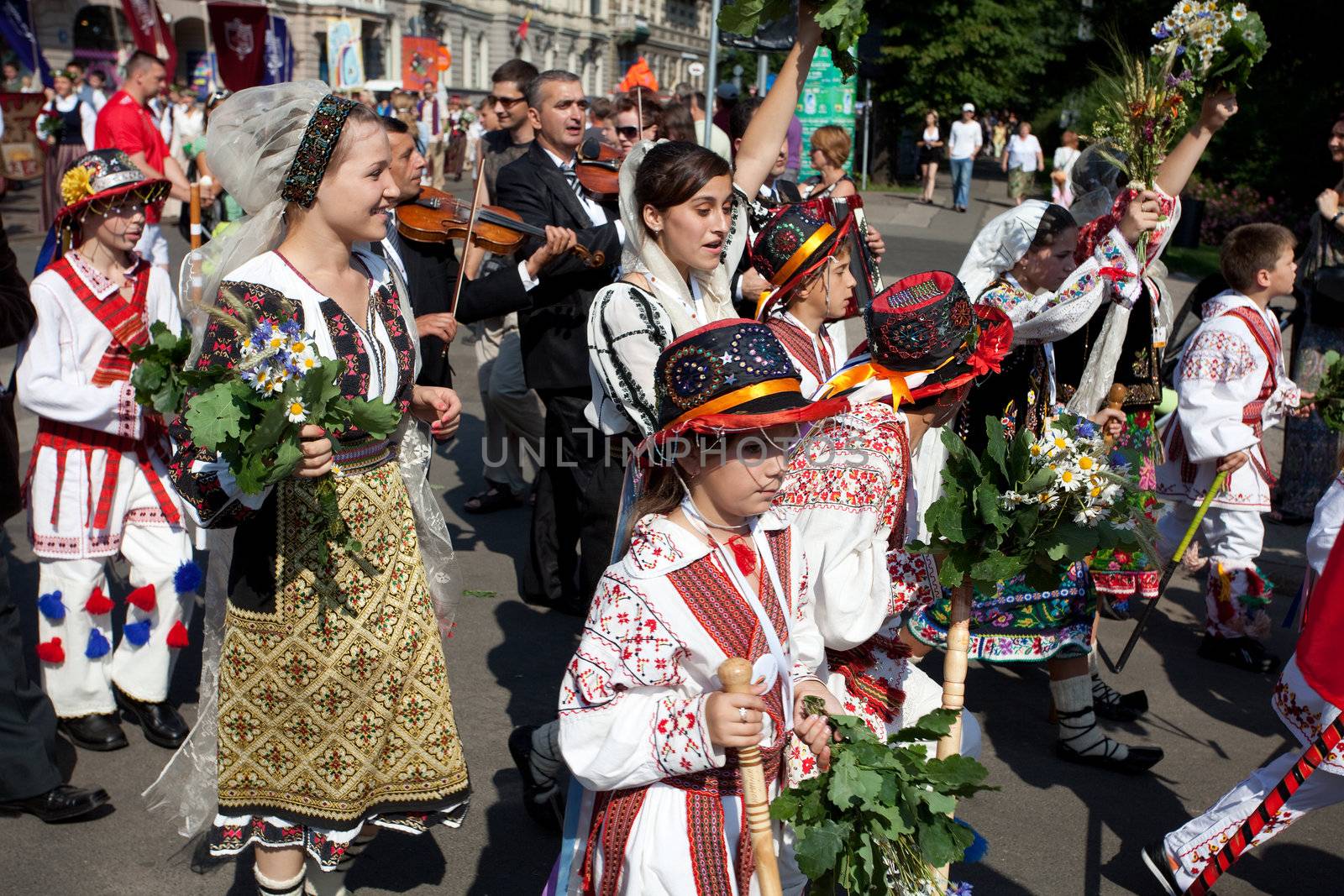 Parade by festival participants of Latvian Youth Song and Dance by ints