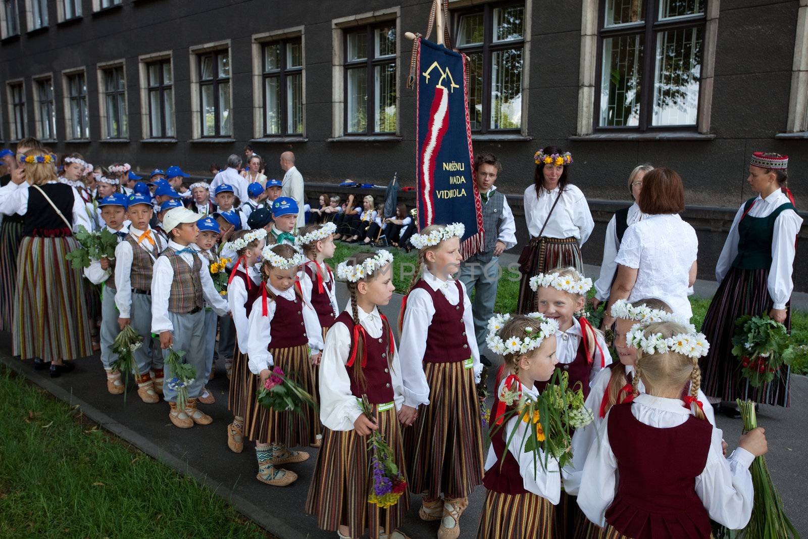 Parade by festival participants of Latvian Youth Song and Dance by ints