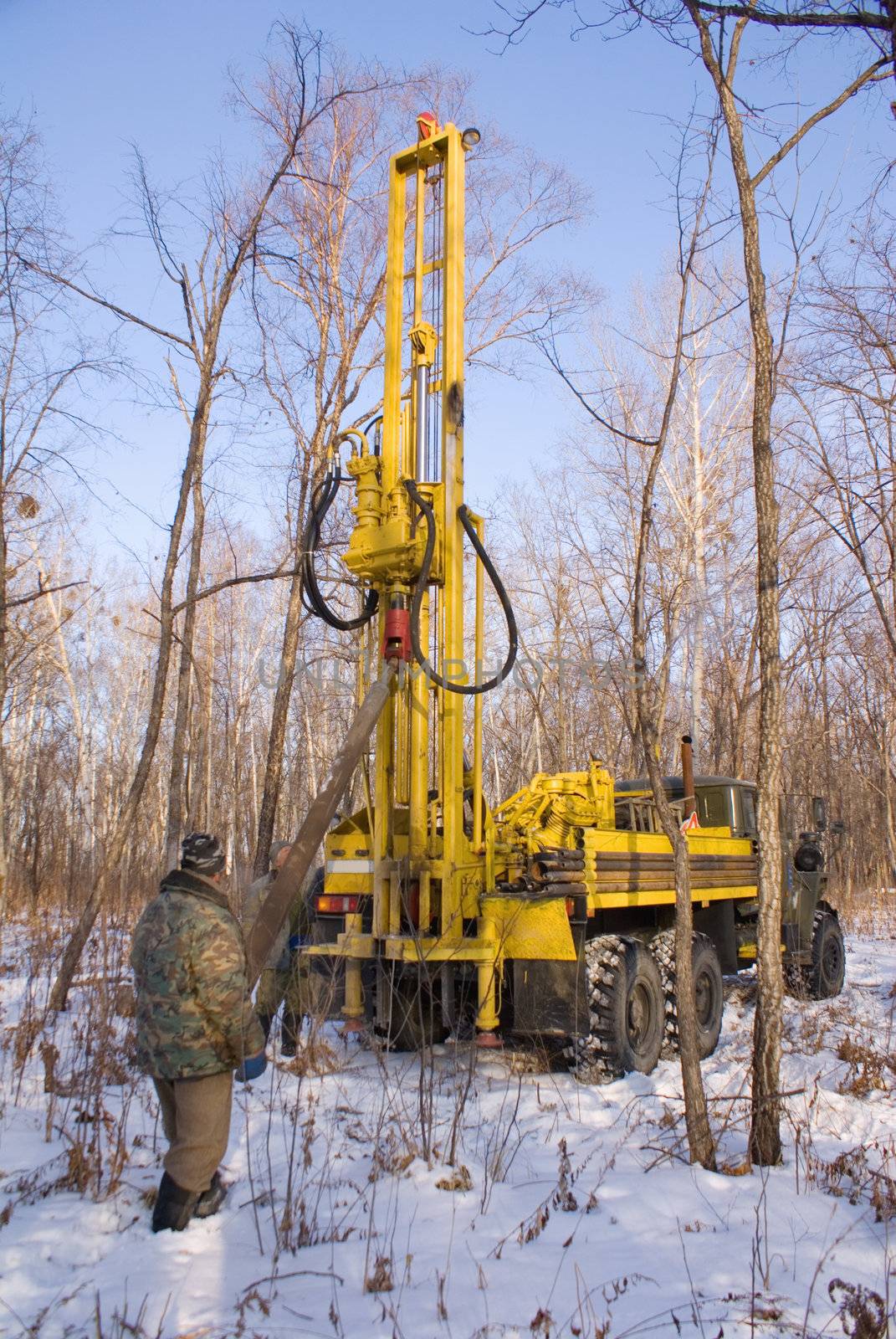 mobile bore installation for boring the bore holes