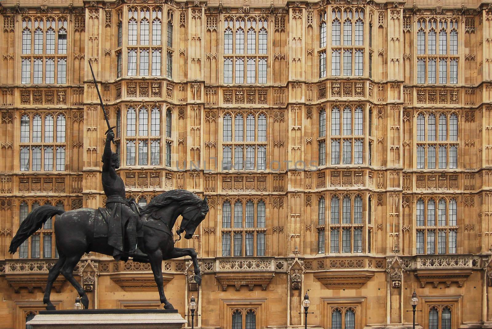 The buildings of the House of Parliament with a statue of Richard