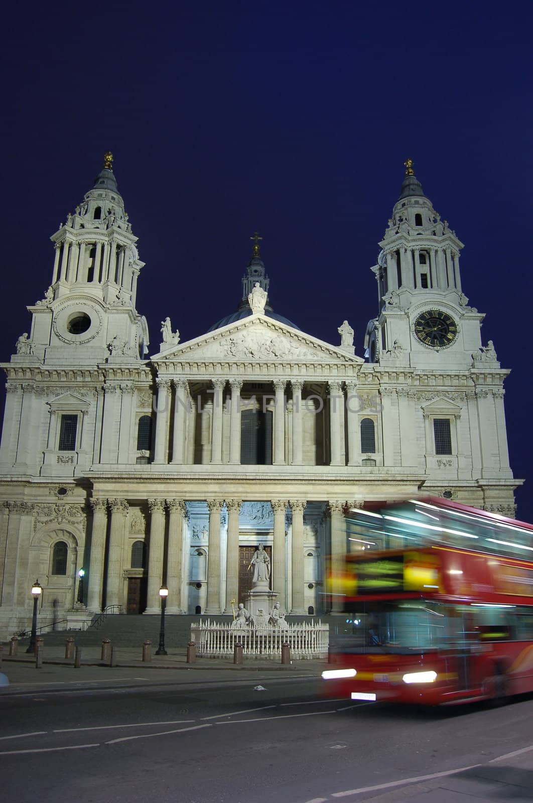 St Paul's Cathedral in London by johnnychaos