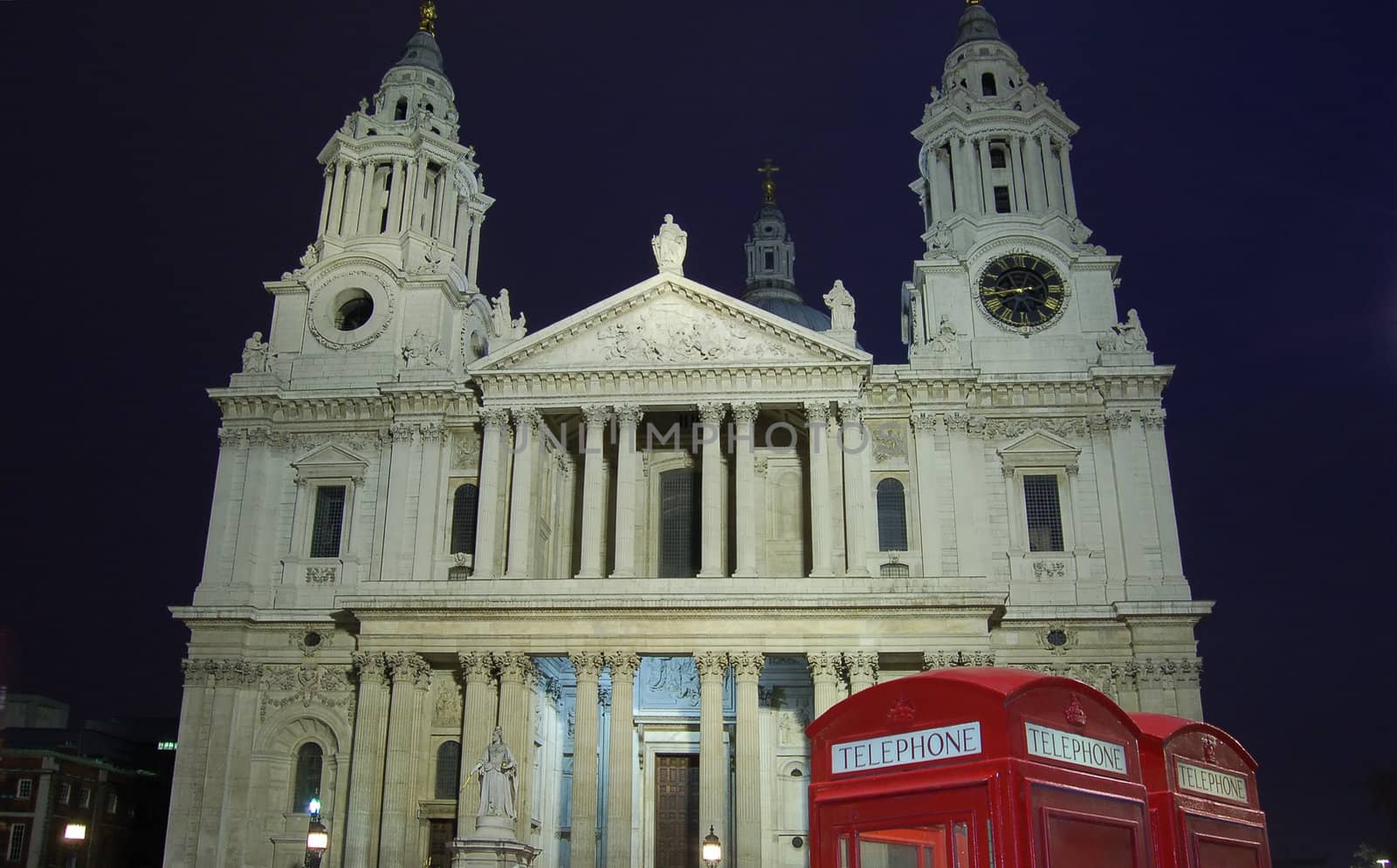 St Paul's Cathedral in London by johnnychaos