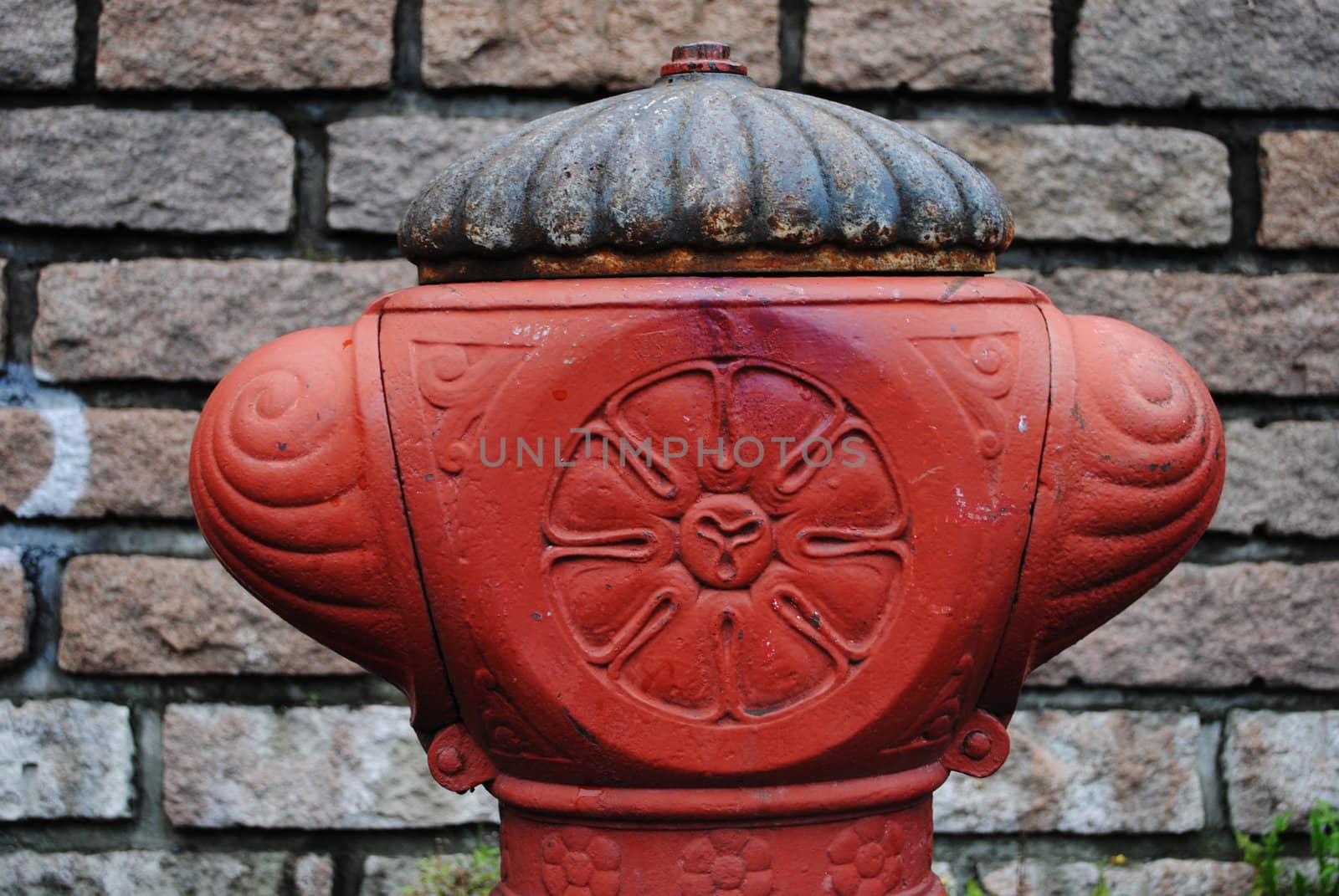 An old fashioned fire hydrant.