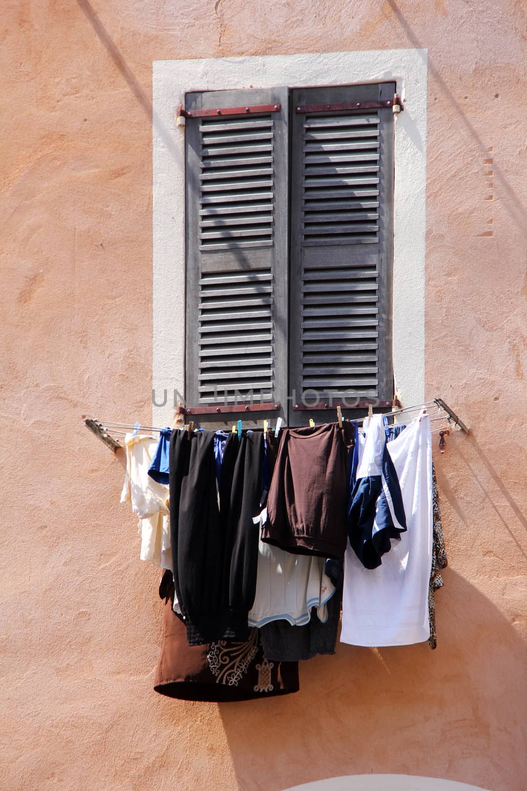 washed clothes to dry on the closed window