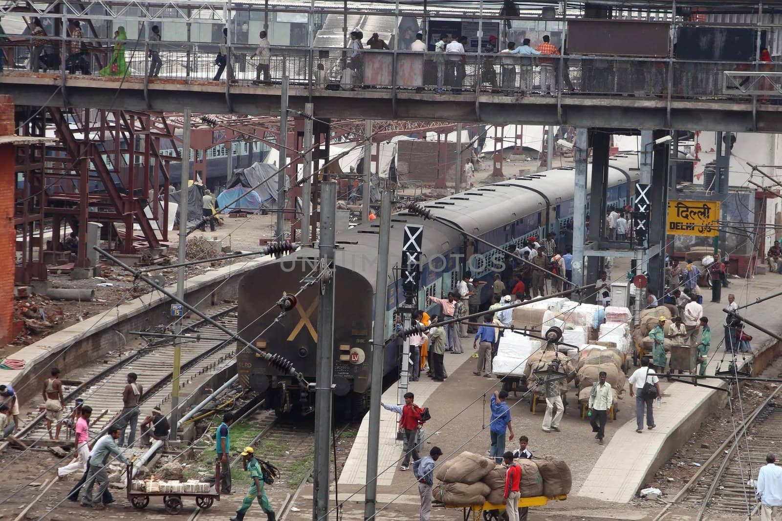 a lot of people at the station in New Delhi - India