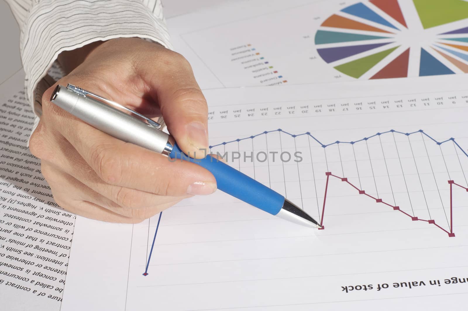 hand with pen specifies charts of growth