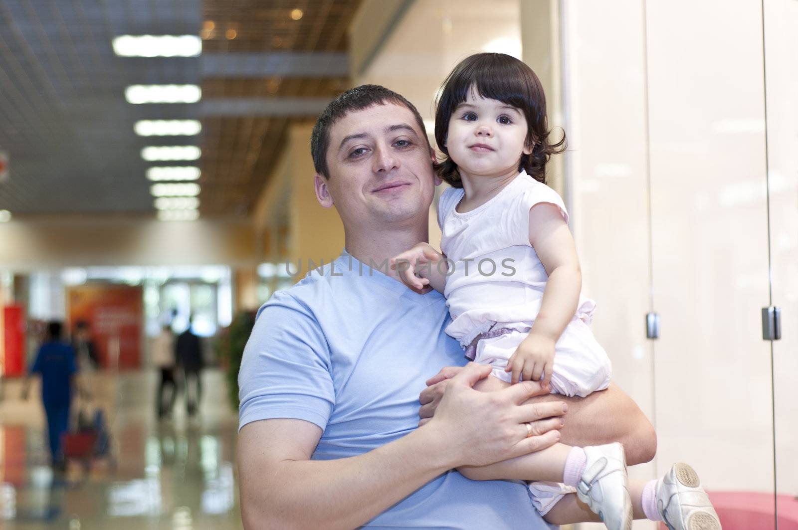 dad and the daughter in shopping center