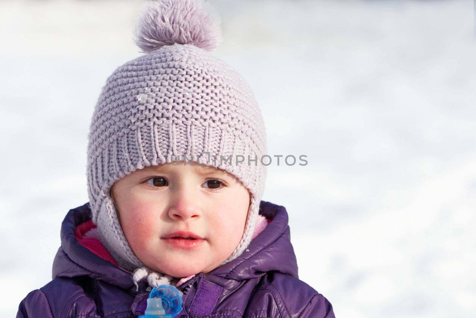 Little girl outdoor in winter by Olinkau
