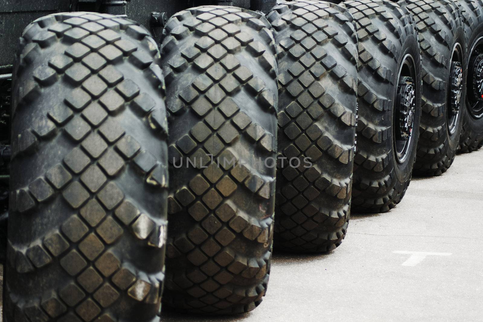 A row of gradually turning wheels on a picture diagonal