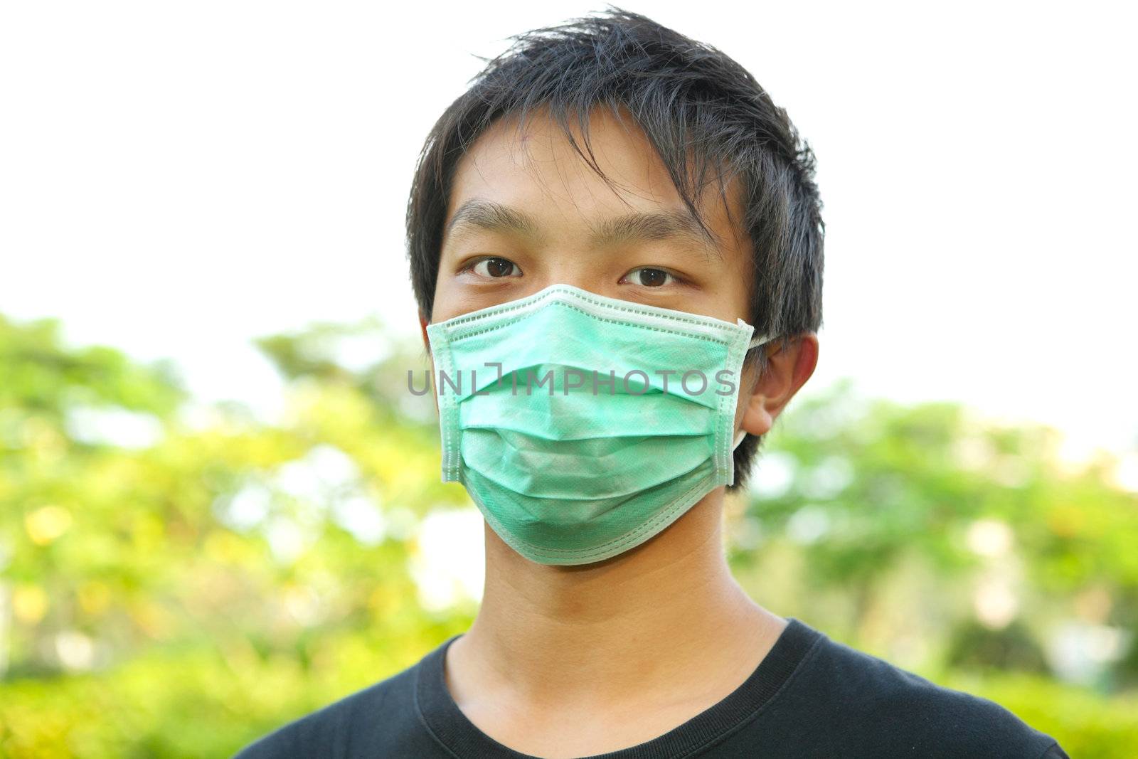 man wear mask outdoor by leungchopan