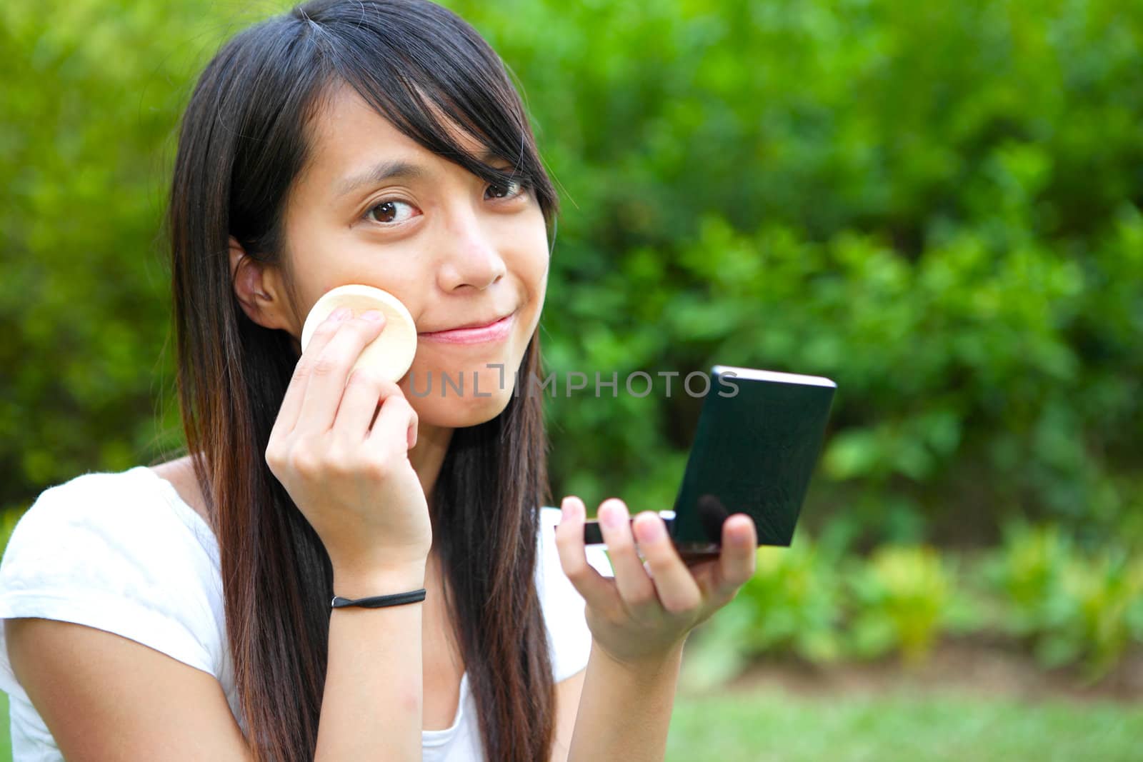 woman doing makeup