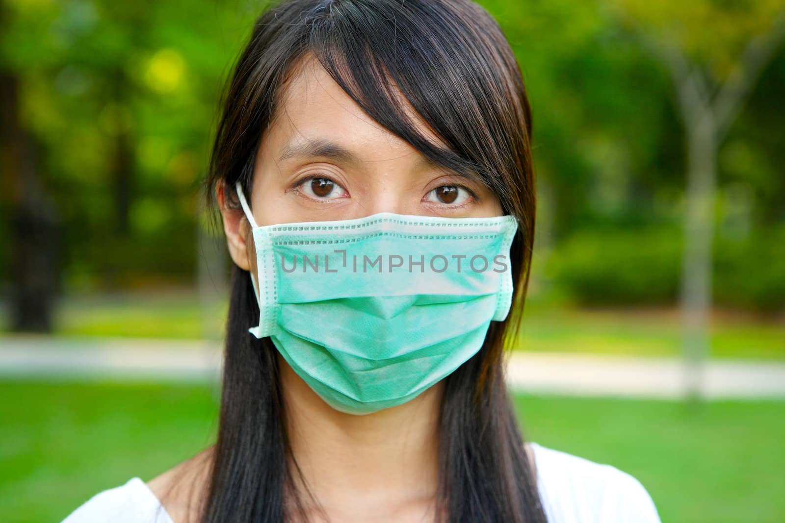 woman wear facemask outdoor by leungchopan