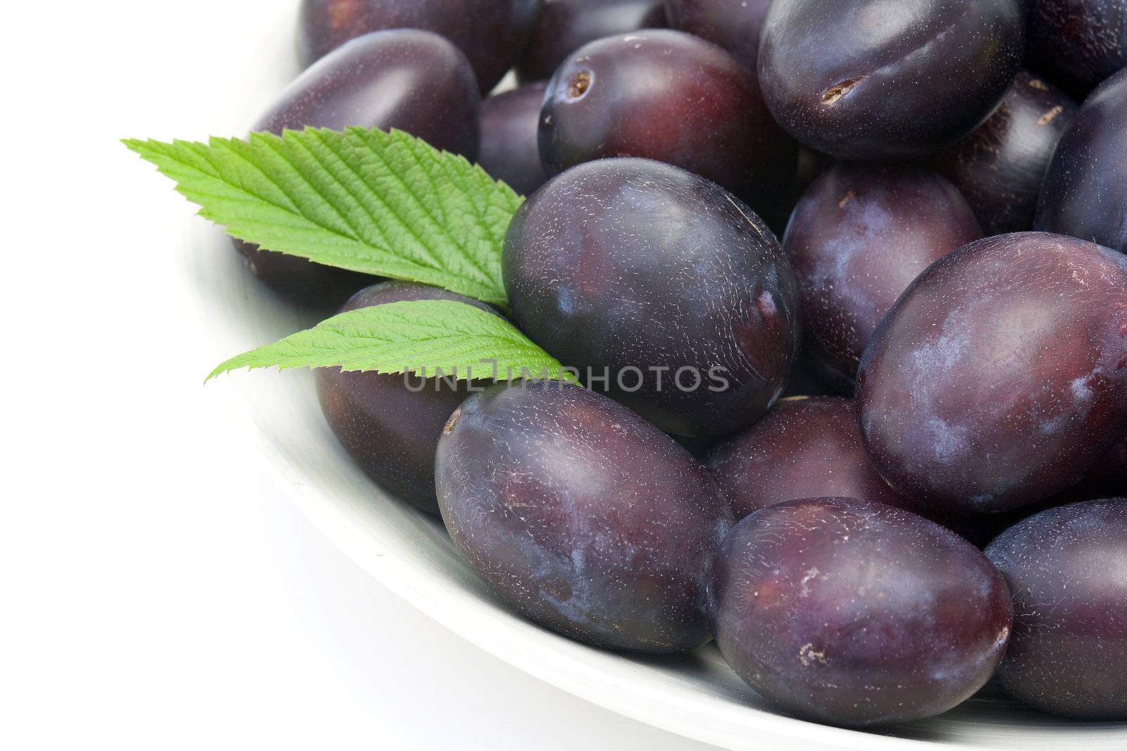 fresh plums by miradrozdowski