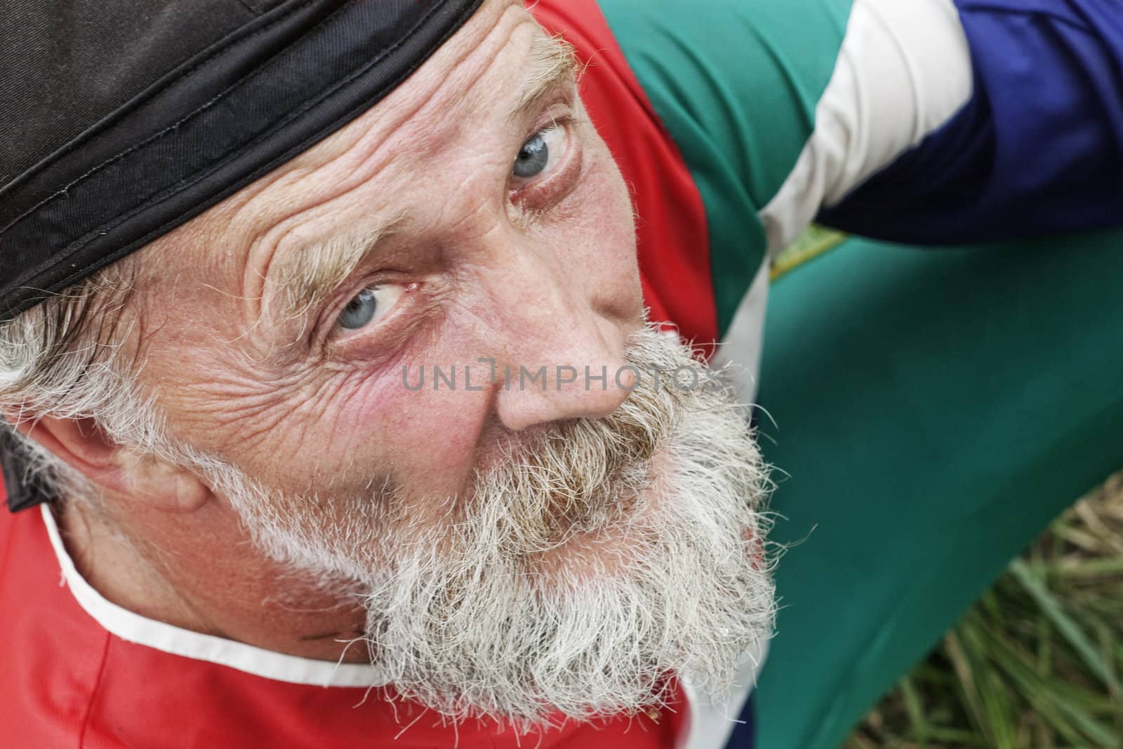Sight of the sportsman at rest from below upwards