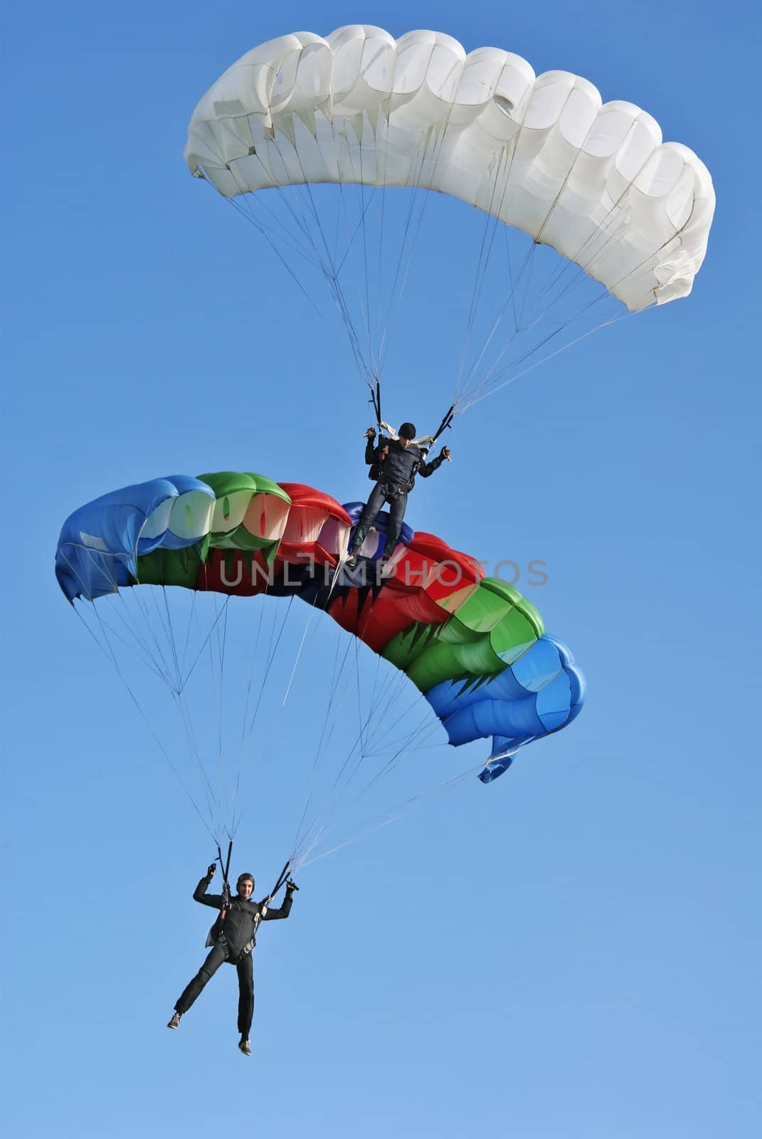 Planning parachutists have made a tandem-biplan in the sky