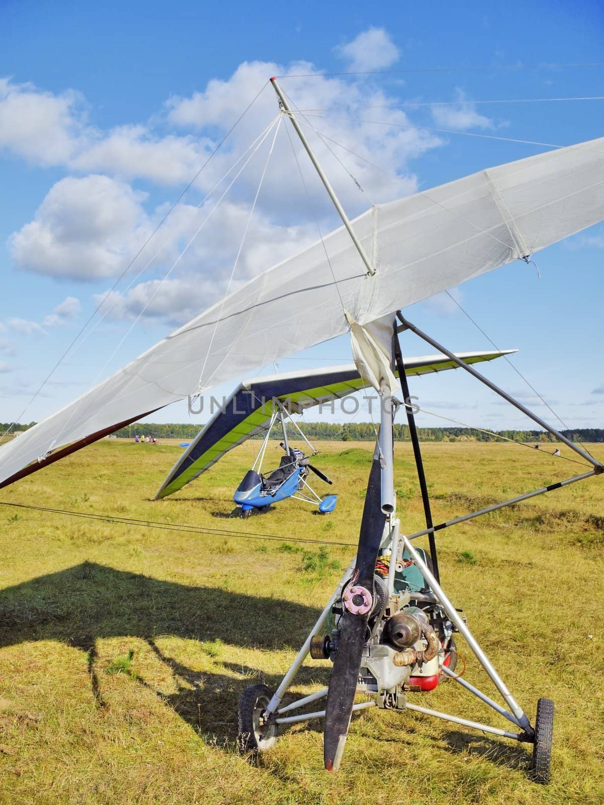 The motor hang-gliders on green airfield