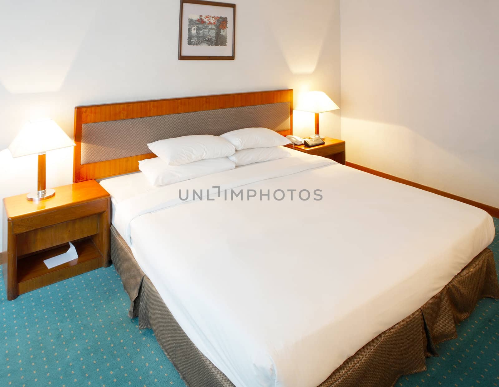 Double bed in a confortable hotel room