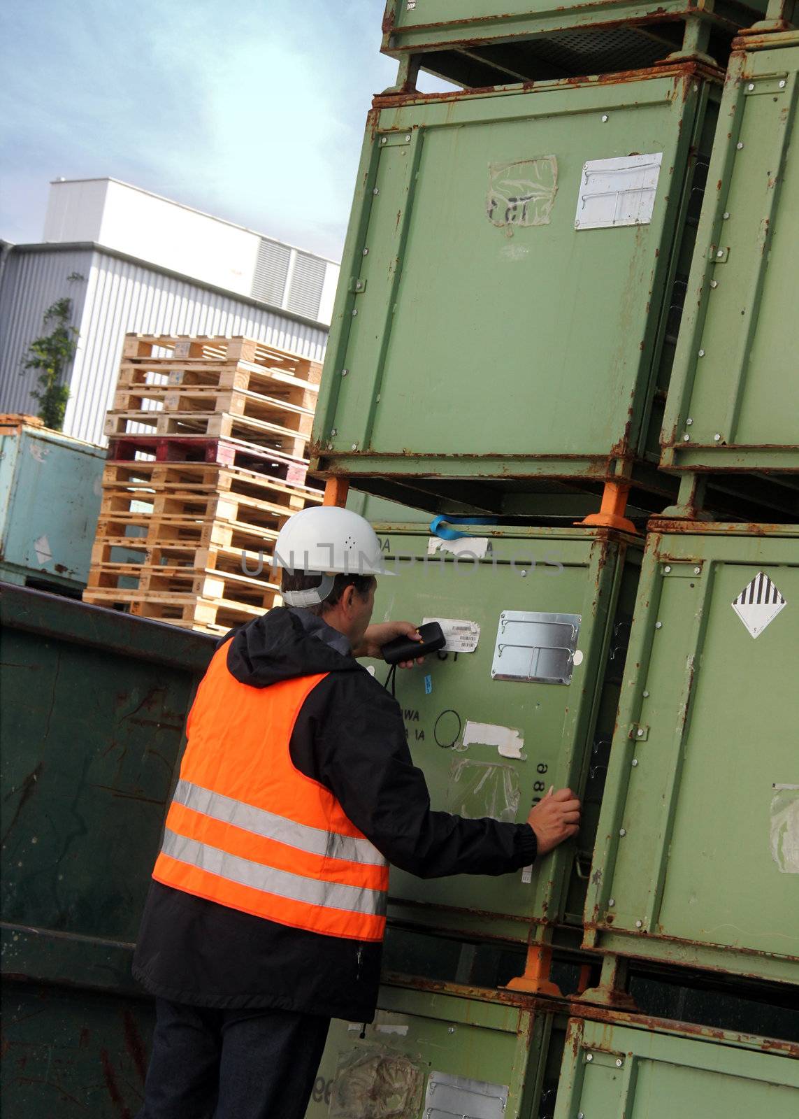 worker scans pallets and boxes in the warehouse